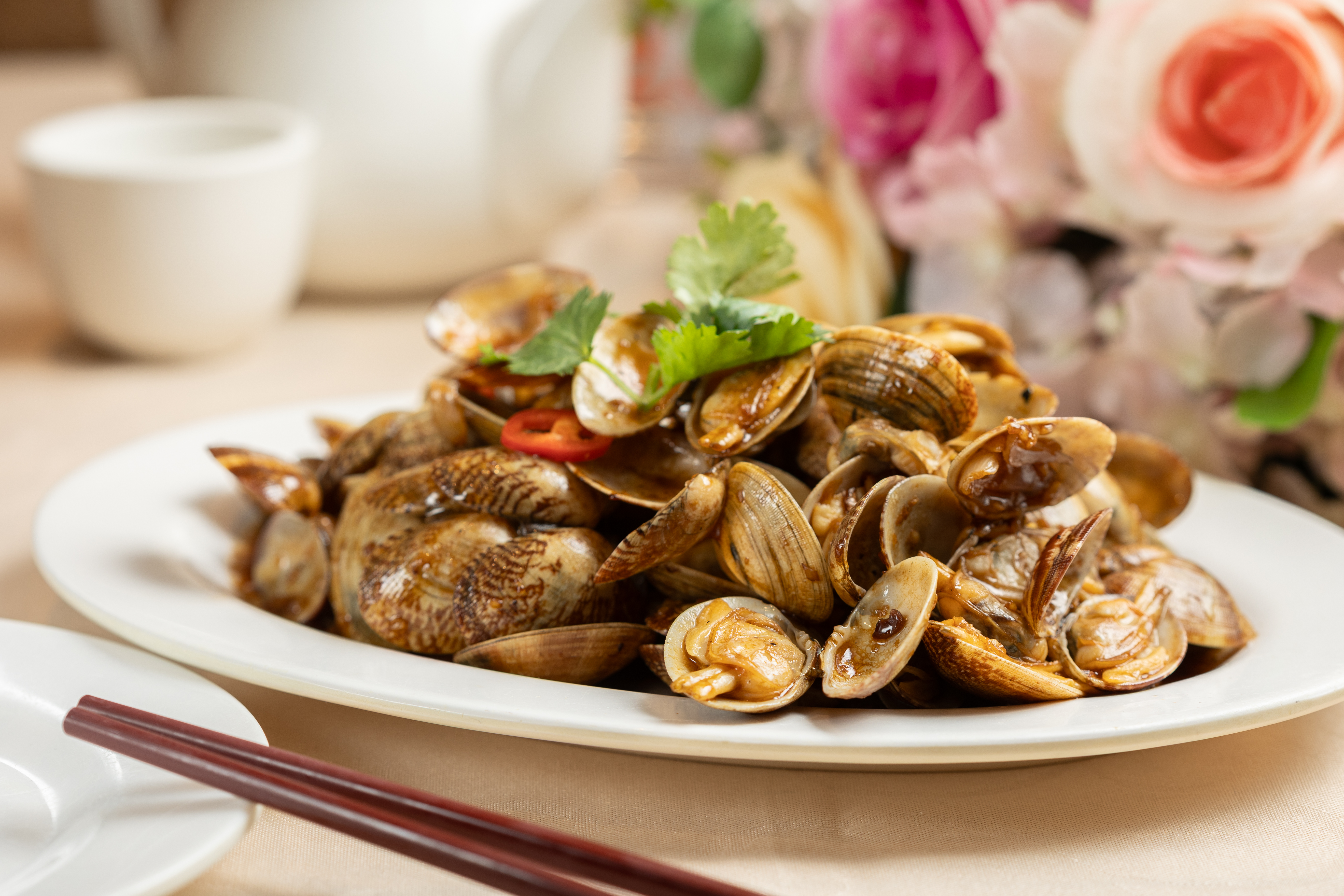 「豉汁炒蜆」的鹹度恰到好處,空口吃也行。(港幣98元/份,約NT$369)