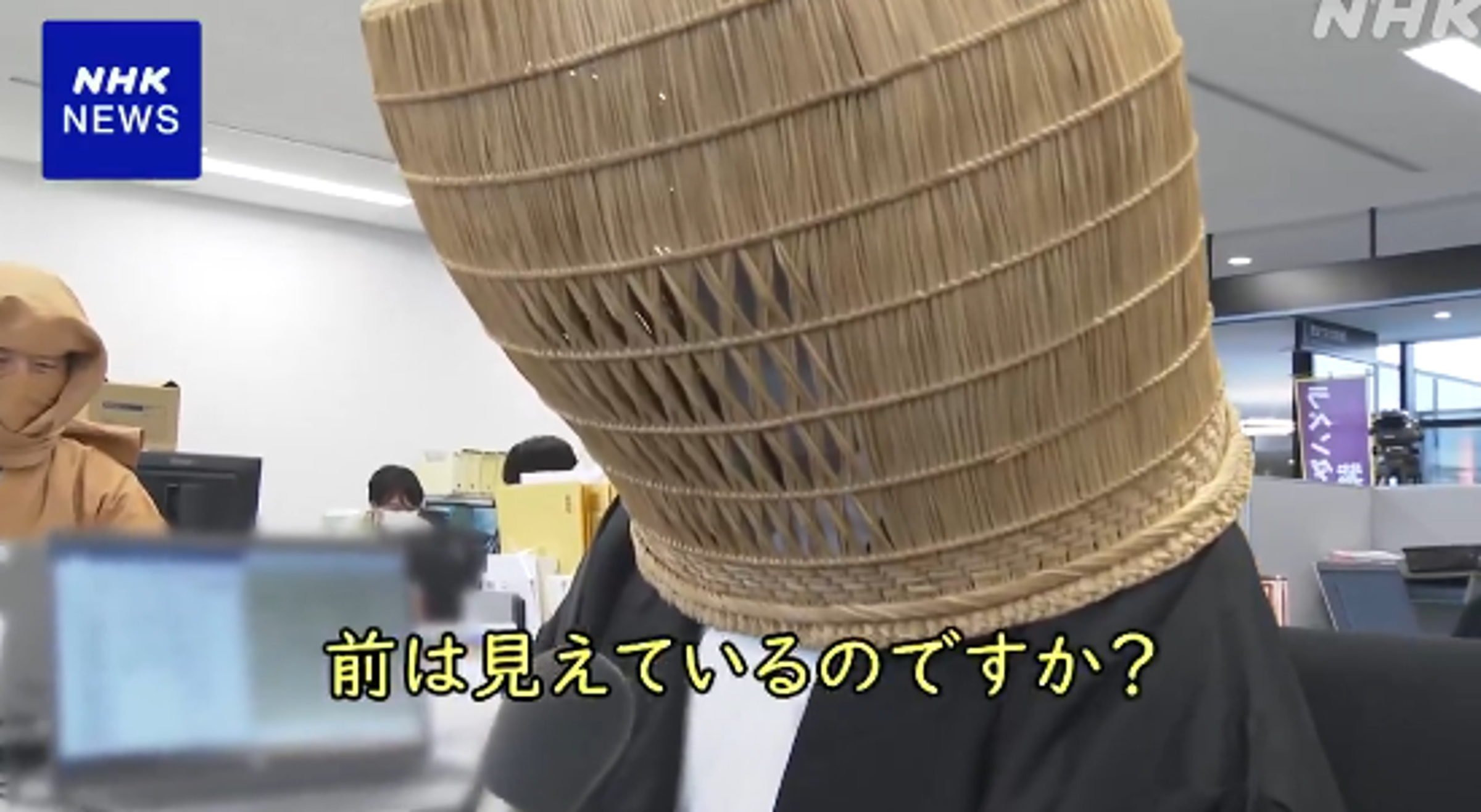 市府人員挑戰傳統忍者術辦公。（翻自NHK畫面）