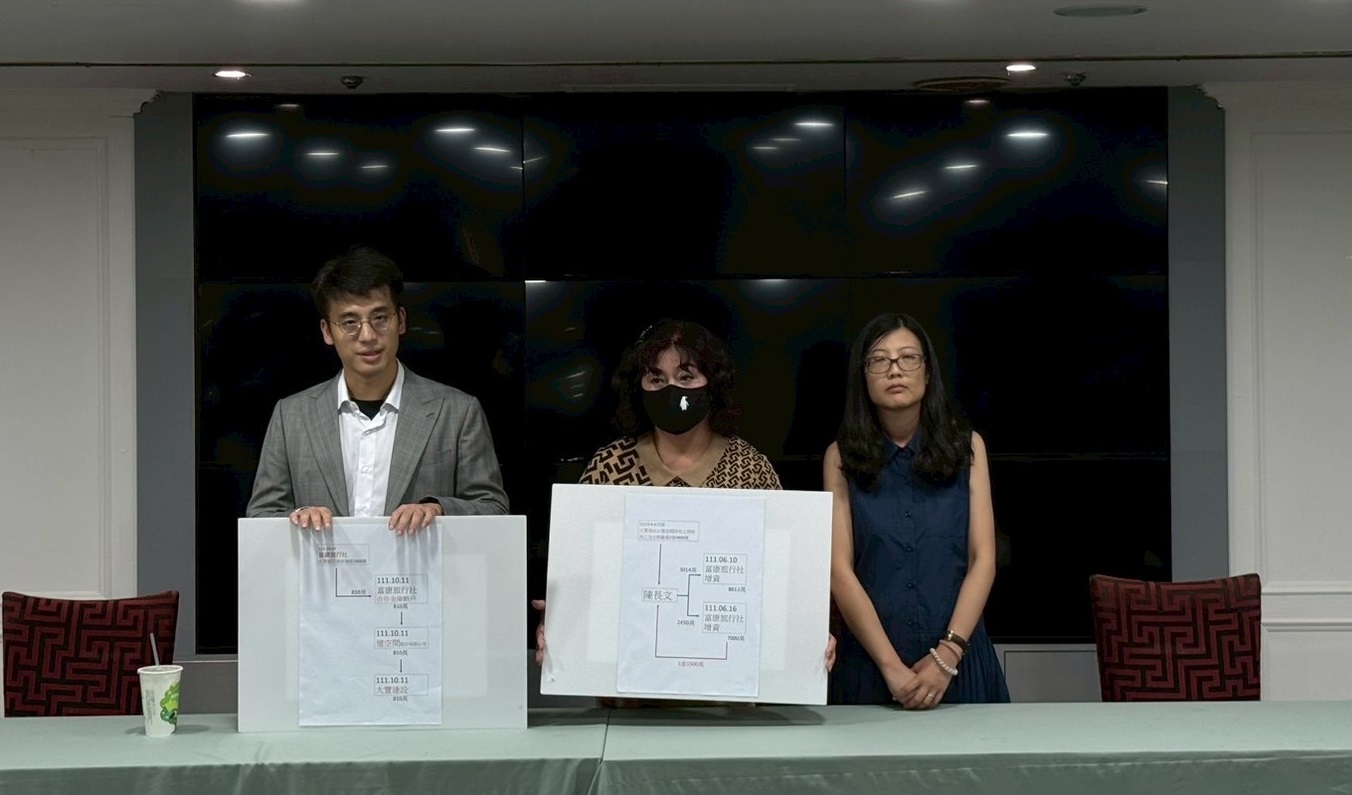 林芯慧（中）在茹曦酒店召開記者會，親自出面回應各界疑問。（林芯慧提供）