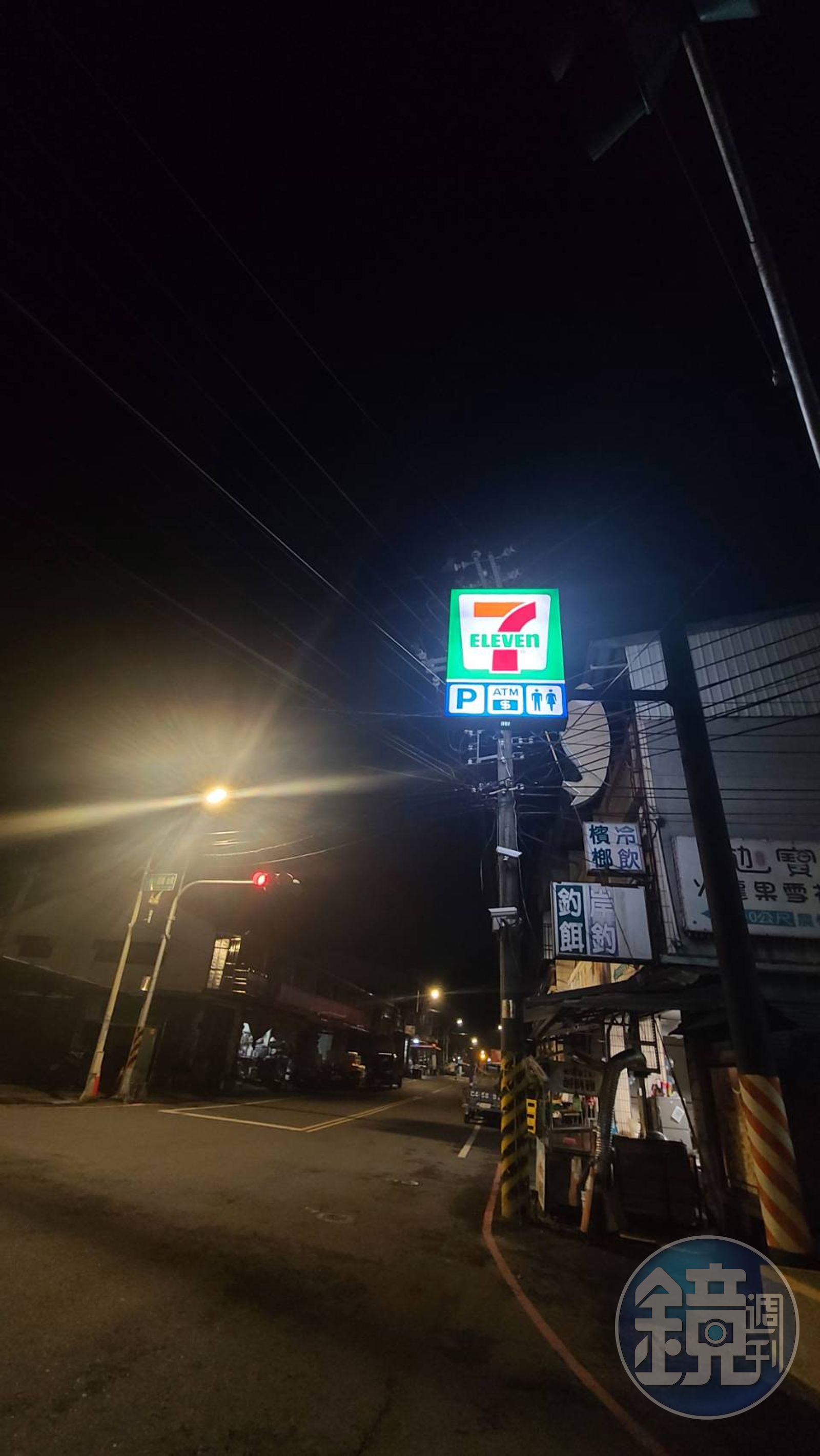 號稱大埔曼哈頓、最熱鬧的大埔街上,晚上7點後最亮的地方只有便利商店。(高迪攝)