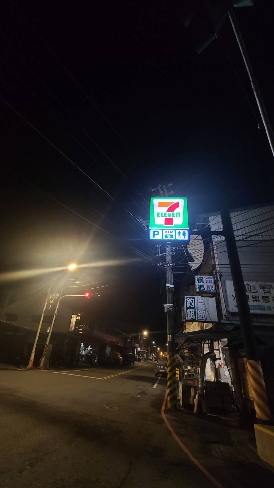 號稱大埔曼哈頓、最熱鬧的大埔街上，晚上7點後最亮的地方只有便利商店。（高迪攝）