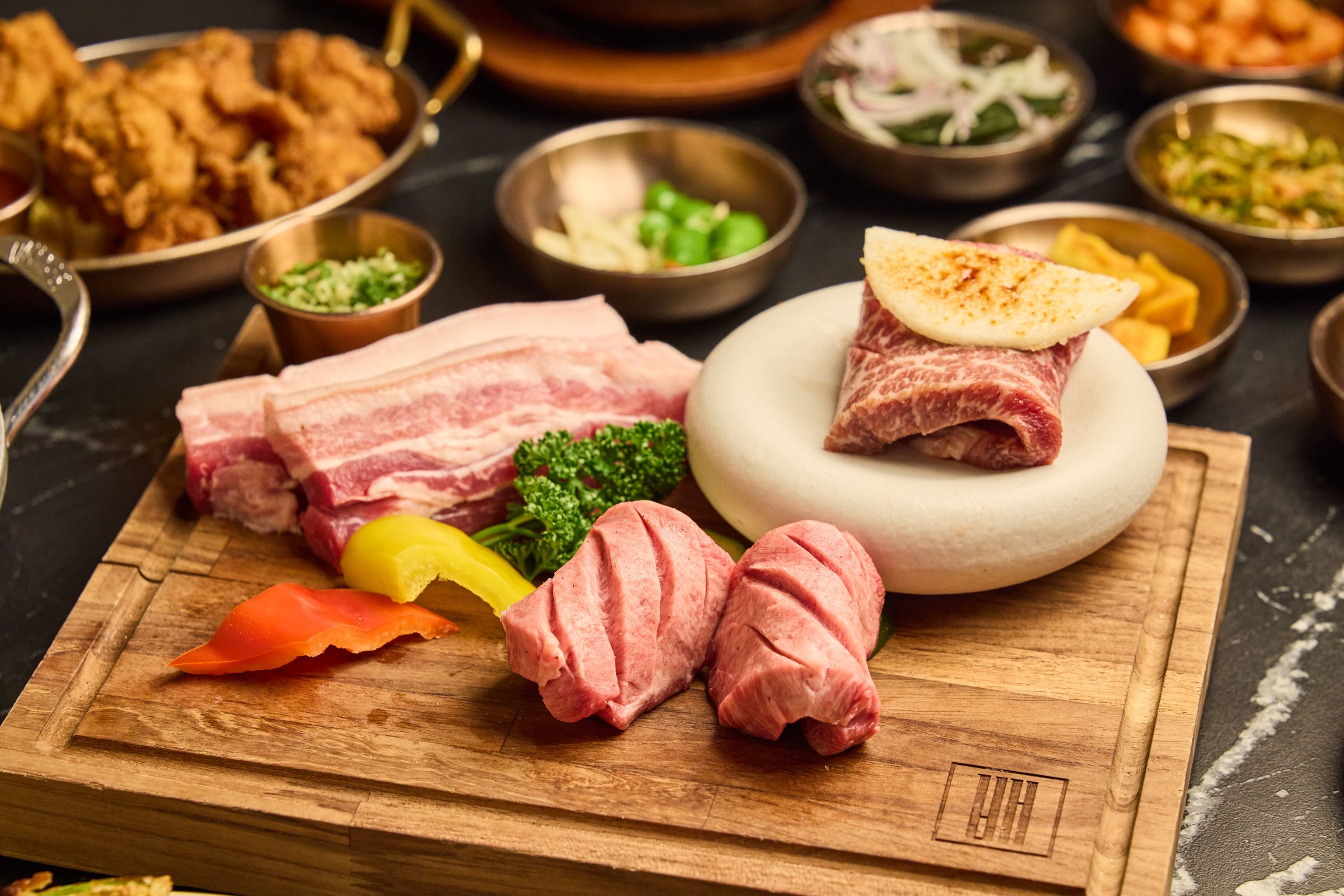 BAY Korean BBQ Club除了經典韓式豬五花外，厚牛舌、水梨無骨牛小排同樣人氣必點。