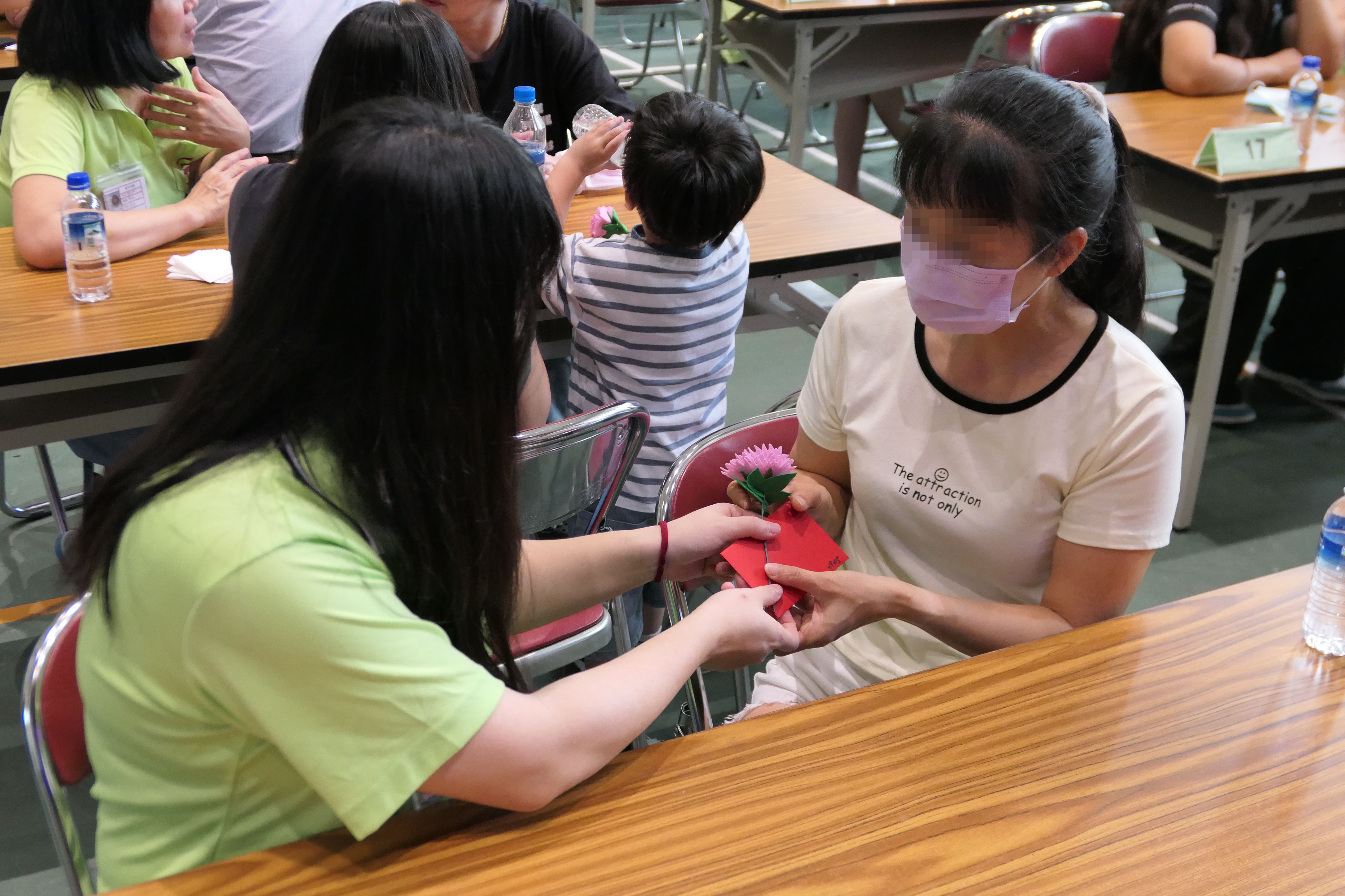 收容人事前親手製作不織布康乃馨及書寫真情小卡,表達平日難以言喻的歉疚與感激。(台中女監提供)