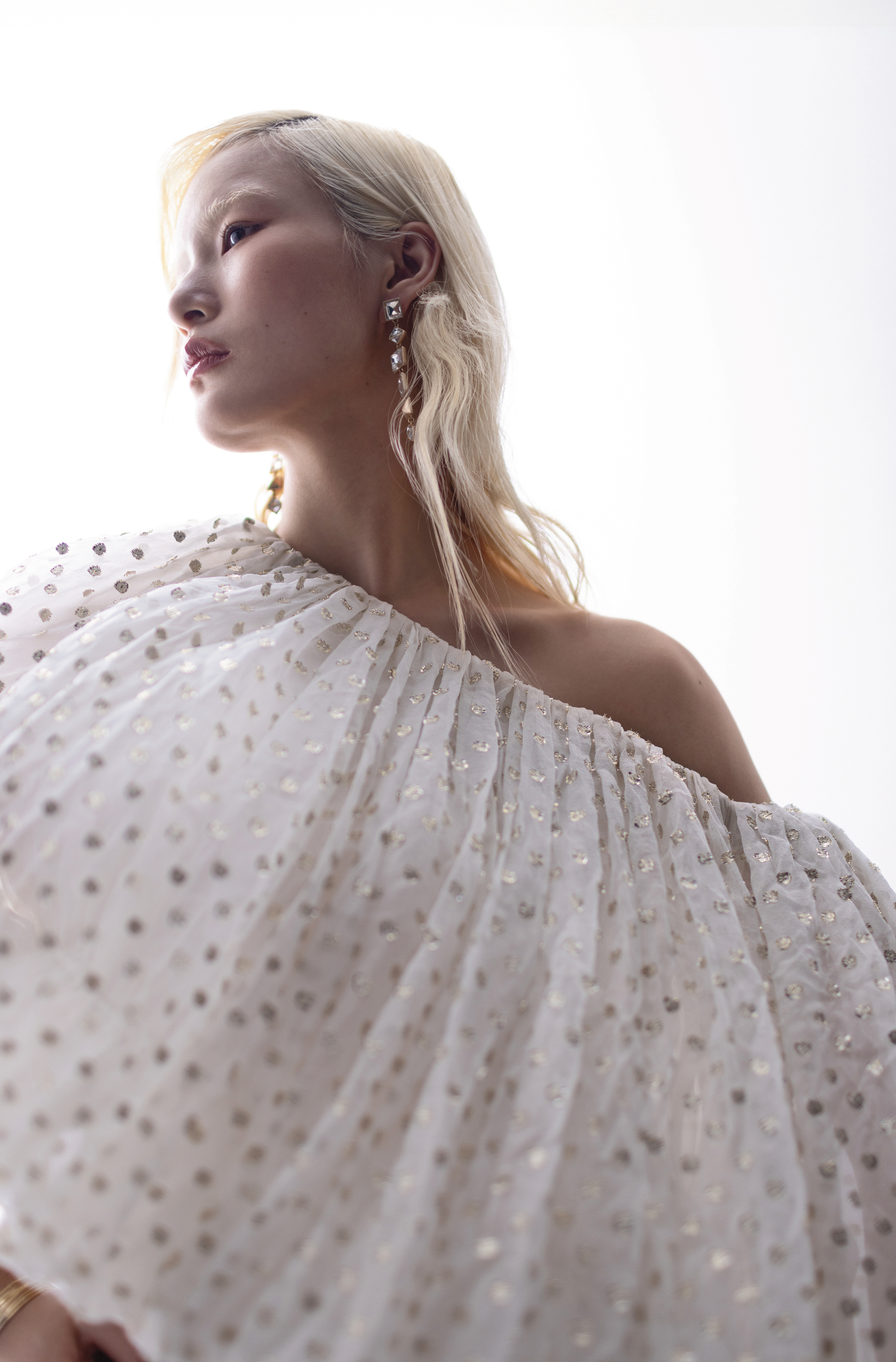 白色真絲圓點提花露肩上衣 NT$83,300 by Chloé；Elora Drop耳環 NT$5,900 by ALLSAINTS。