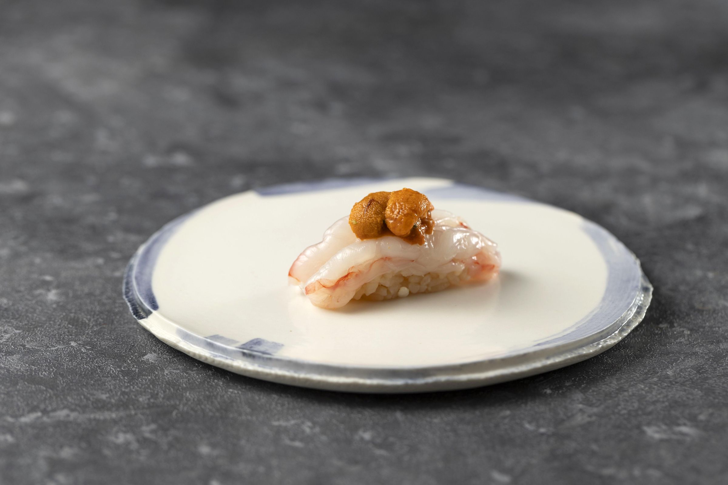 「葡萄蝦海膽握壽司」蝦肉Q彈鮮甜,海膽濃郁滑口。