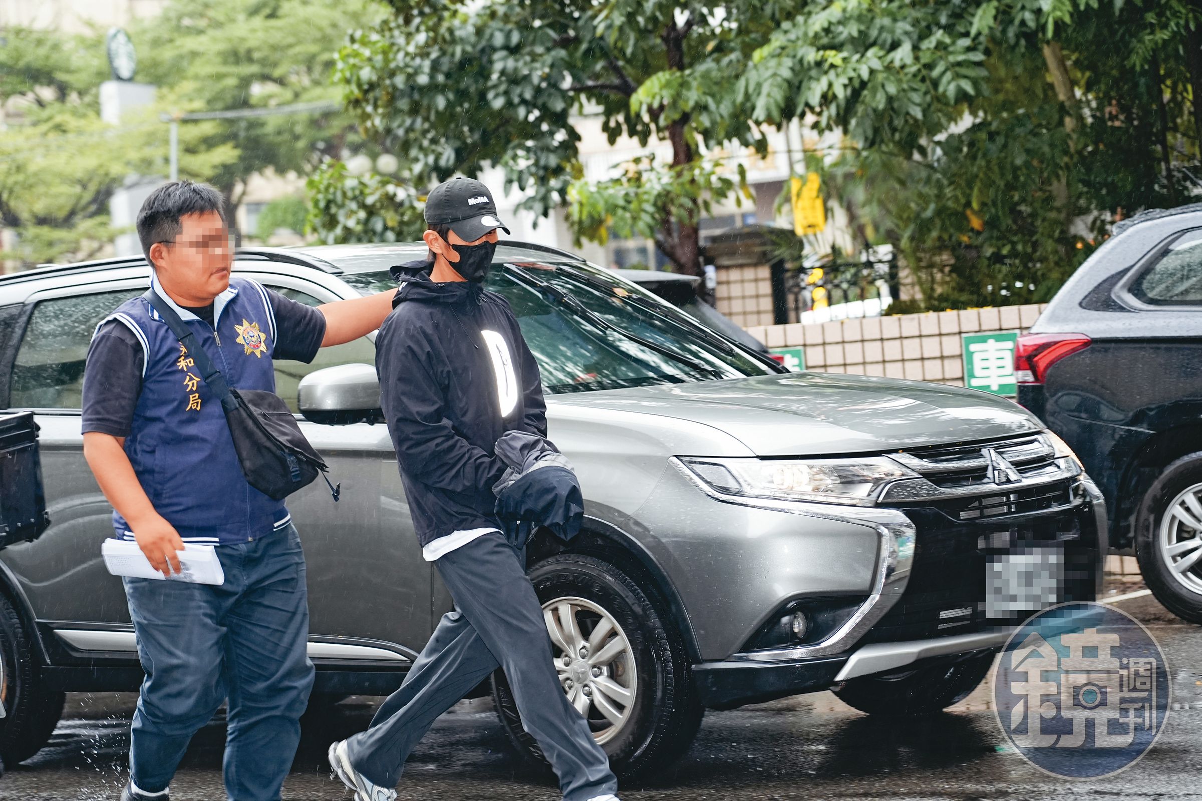 修杰楷(右)去年因閃兵事件遭檢警拘提上銬後全面停工,他在社群致歉,如今也退居幕後。