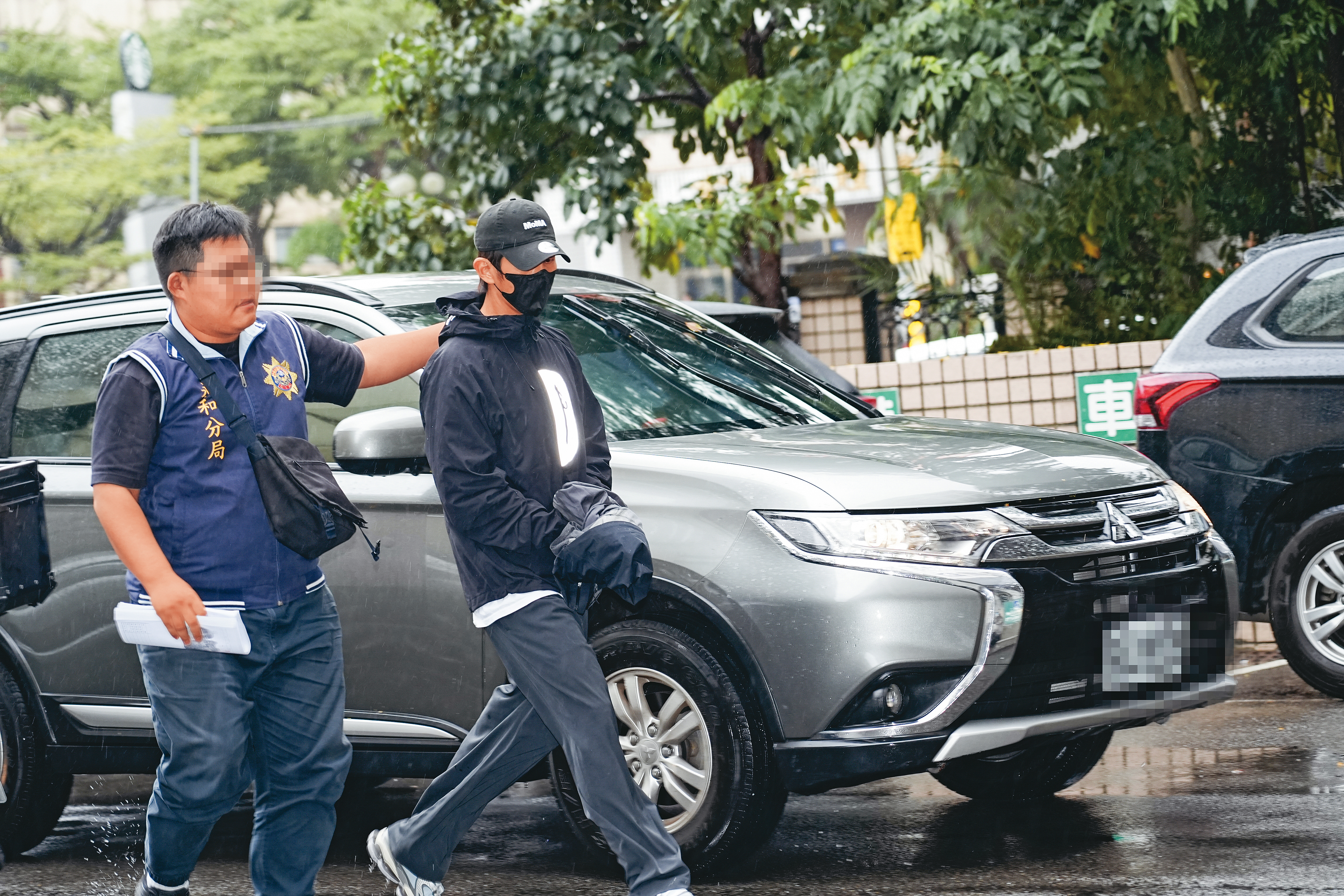 修杰楷(右)去年因閃兵事件遭檢警拘提上銬後全面停工,他在社群致歉,如今也退居幕後。