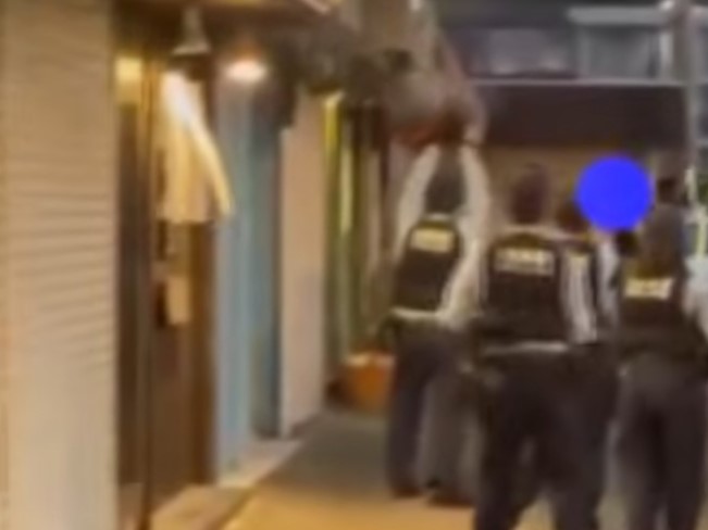 大阪一名男子持菜刀在超市前鬧事,警方對空鳴槍示警無效後開槍制伏,男子送醫不治。(翻攝自youtube@tbsnewsdig)