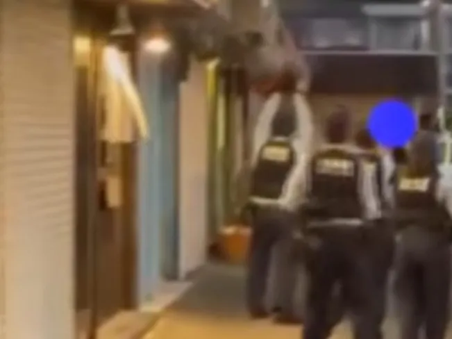 無視對空鳴槍！大阪男持刀逼近　遭警「擊中左胸」送醫不治