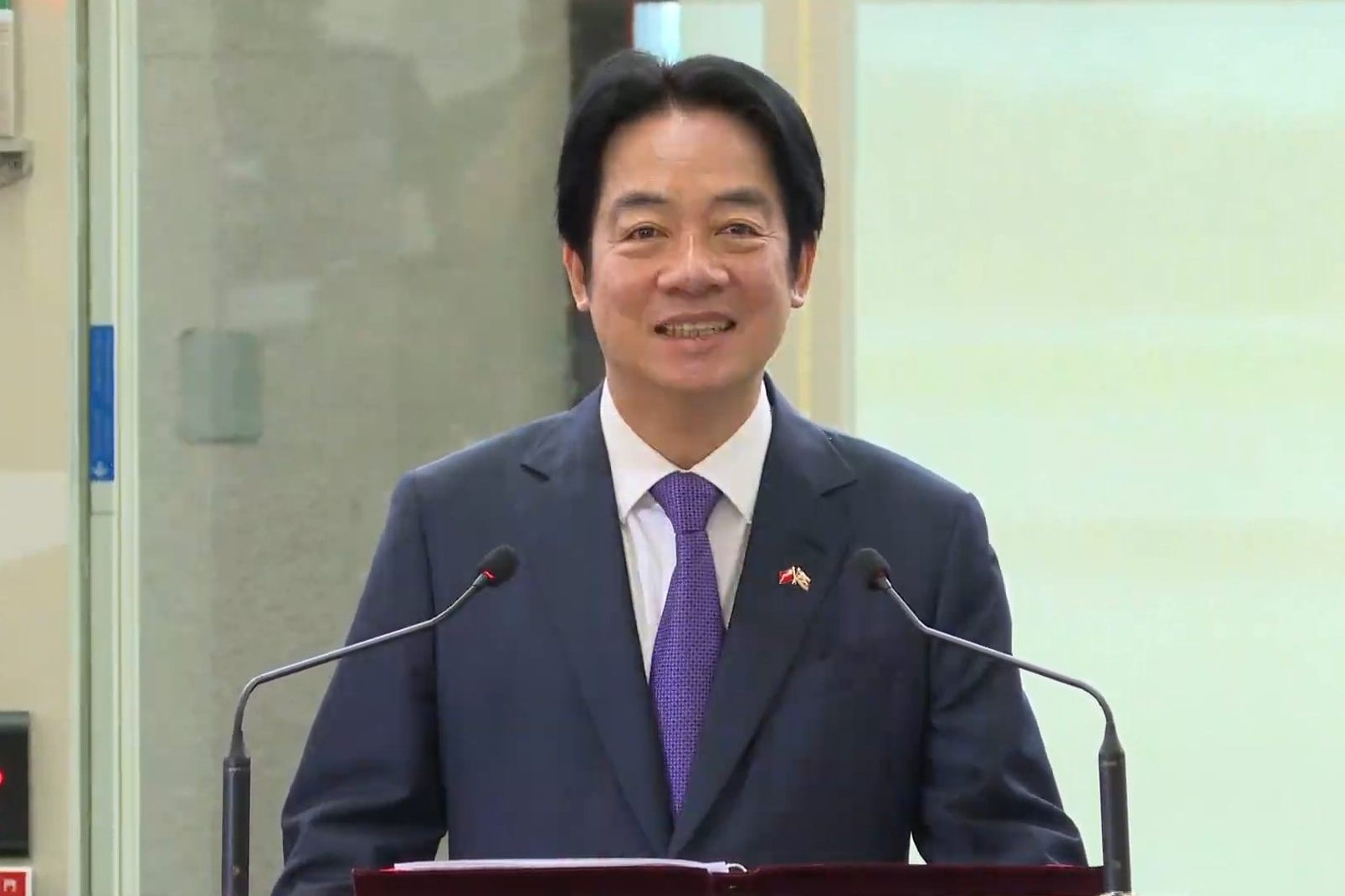 總統賴清德（中）於今日上午順利抵達國門，於桃園機場發表出訪史瓦帝尼談話。（翻攝賴清德YouTube直播）