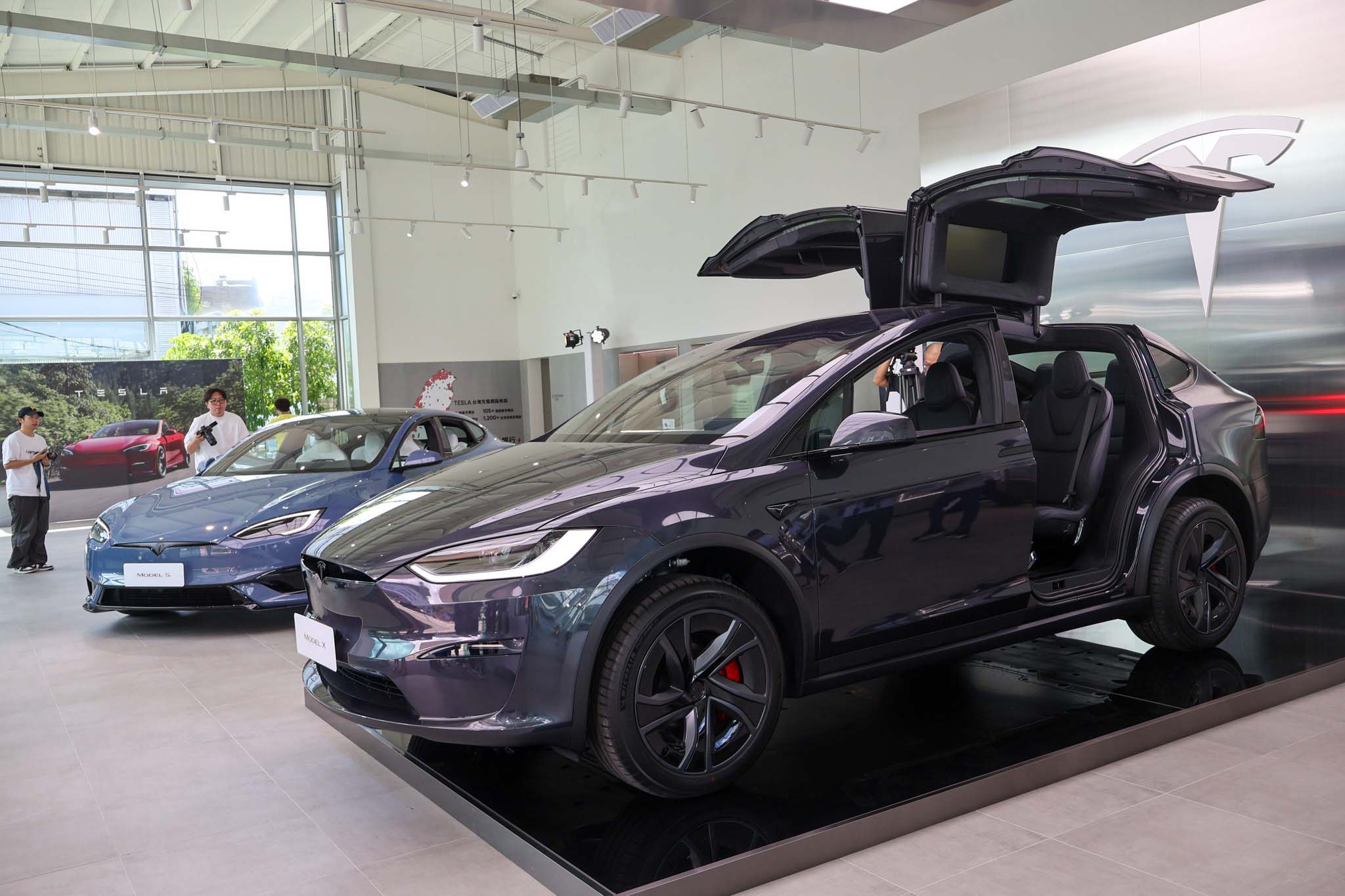 新車上市/小改款Model S/X曝光　全新車色加氣氛燈更顯時尚