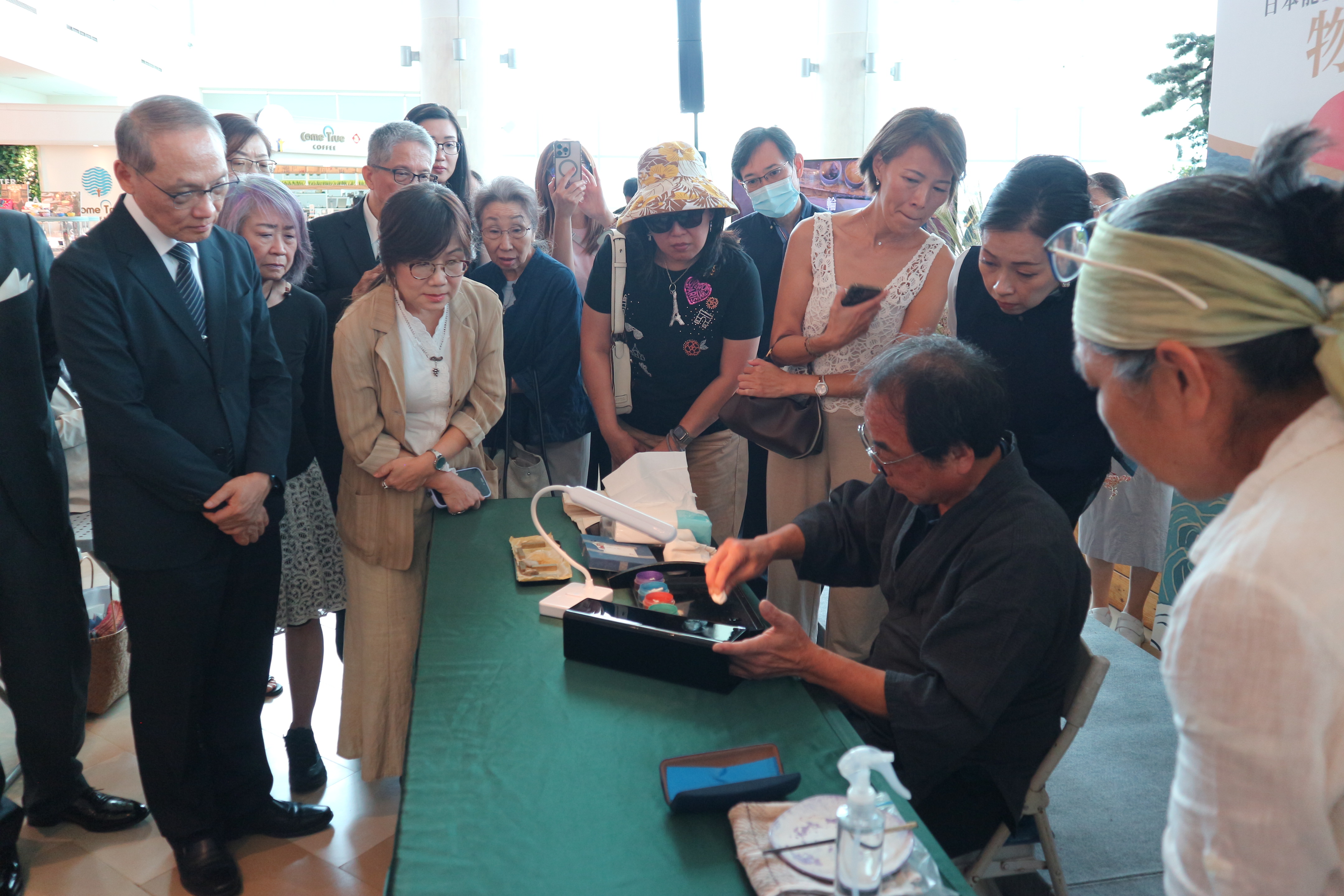 展區展出能登輪島塗、珠洲燒及花蓮藝術作品,並設現場演示區,讓觀眾近距離感受工藝之美。(慈濟慈善事業基金會提供)