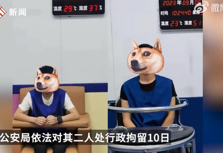 直播主因當街戴鐵鍊項圈扮狗,被人牽行,被警方逮捕拘留。(翻攝微博)