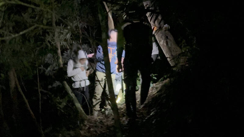 4名年輕人7日晚間至新竹馬武督登山步道健行不慎迷途。（翻攝畫面）