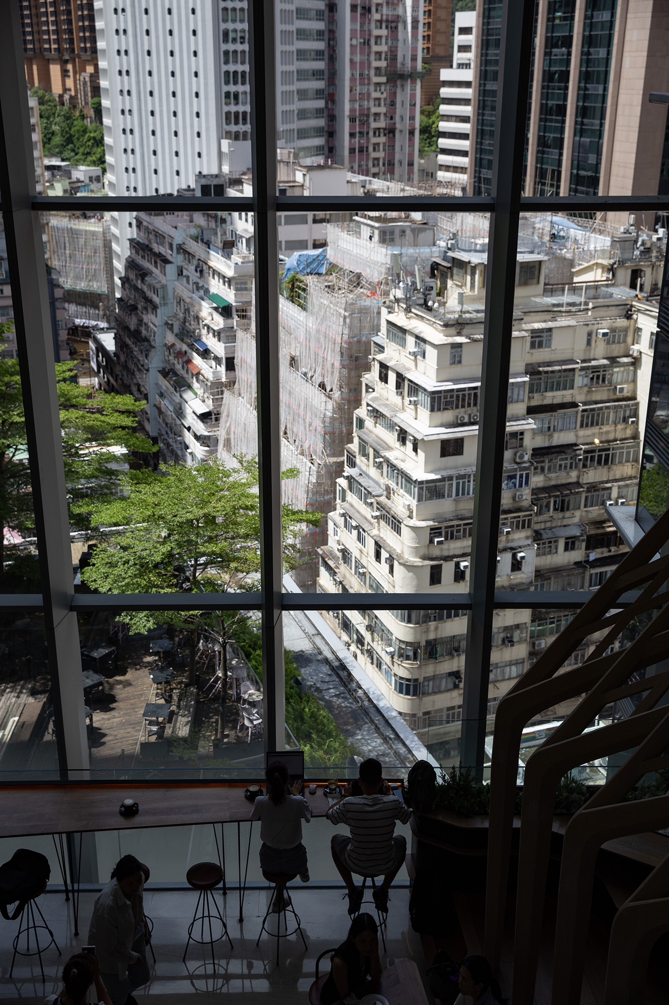 從咖啡店的挑高兩層落地窗，能悠哉地欣賞銅鑼灣許多建築的天台風景。