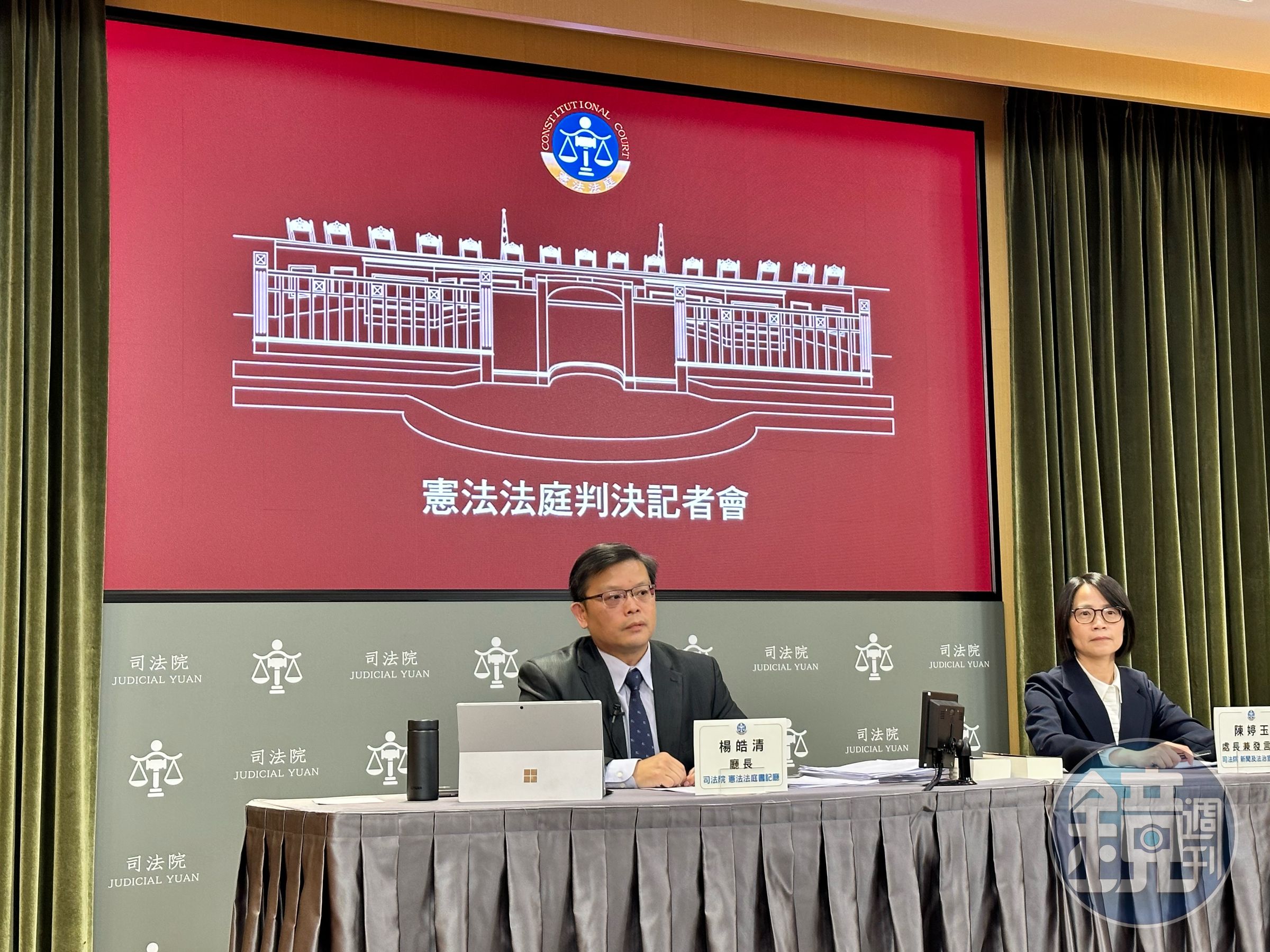憲法法庭書記廳長楊皓清(左)及司法院發言人陳婷玉說明憲法法庭審理重新計票案結果。