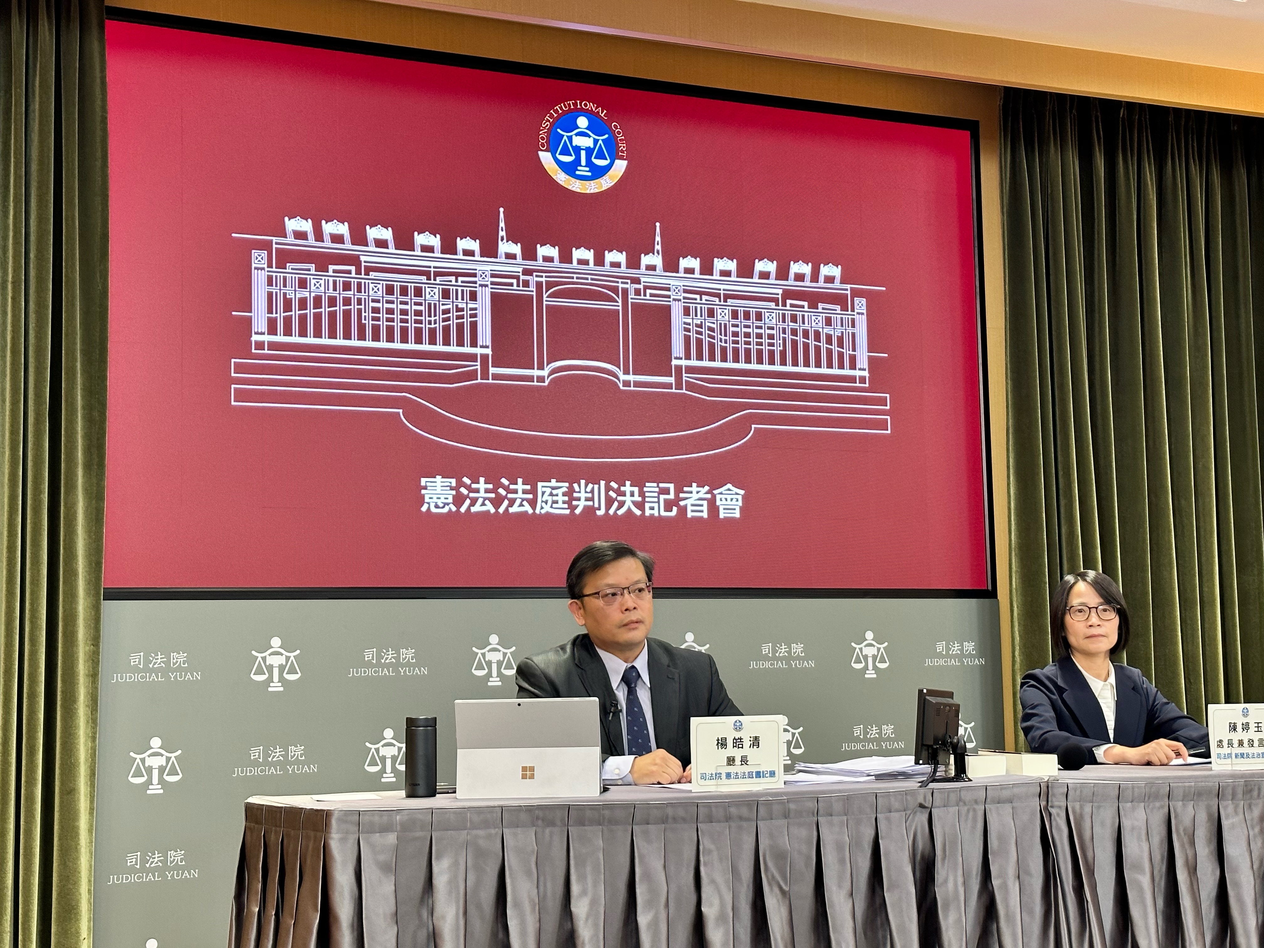 憲法法庭書記廳長楊皓清（左）及司法院發言人陳婷玉說明憲法法庭審理重新計票案結果。