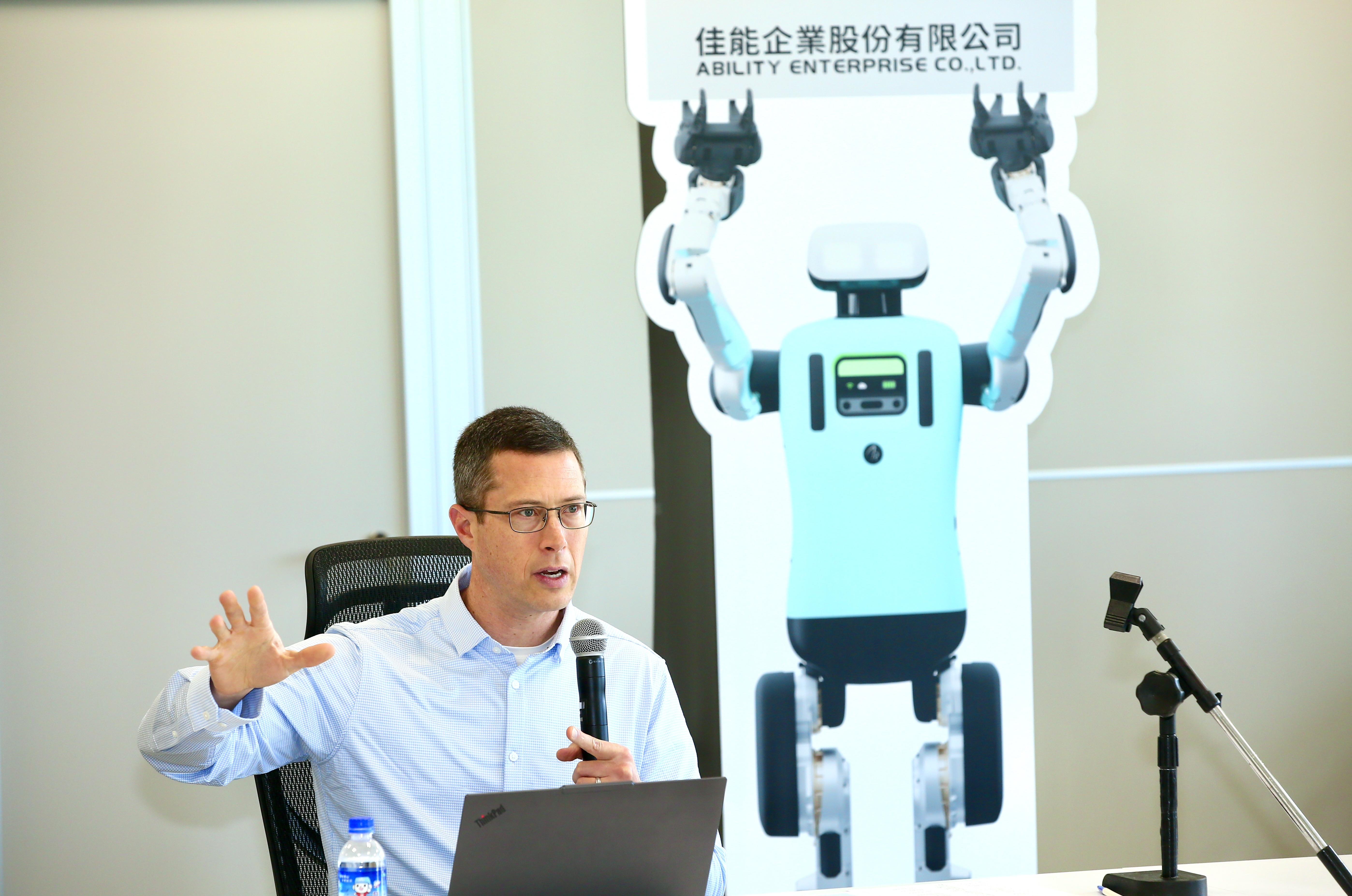 Agility Robotics創辦人赫斯特今（24）日一早便現身佳能總部，顯見雙方合作關係深厚。