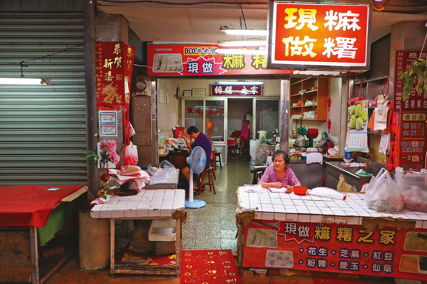 早上不到10點,阿嬤饒富女的攤位前已經空空如也,早起做的麻糬全被買光。