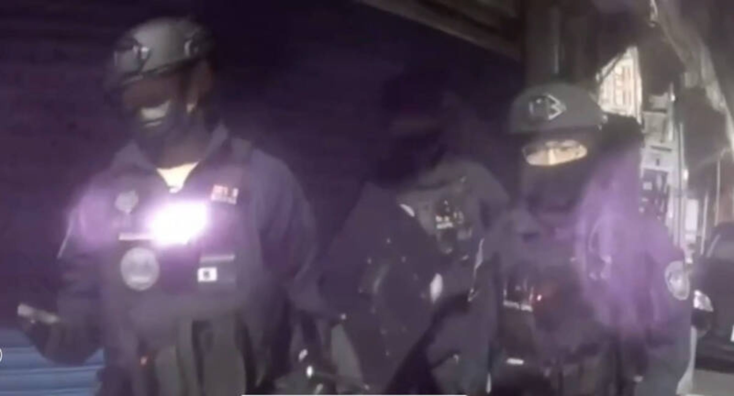 蘇男、孫女這對毒鴛鴦將「喪屍煙彈」口味客製化，吸引藥腳，特警荷槍實彈，持盾牌攻堅，掃蕩這毒窟。（翻攝畫面）