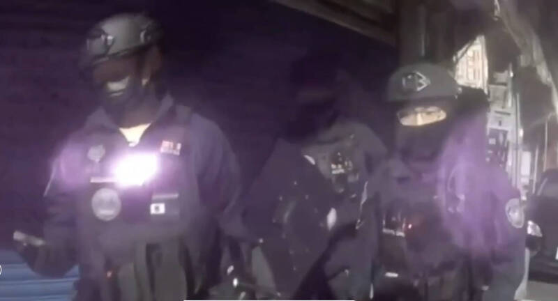 蘇男、孫女這對毒鴛鴦將「喪屍煙彈」口味客製化，吸引藥腳，特警荷槍實彈，持盾牌攻堅，掃蕩這毒窟。（翻攝畫面）