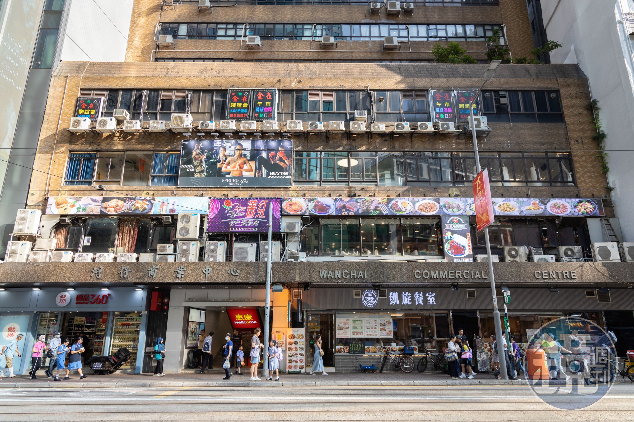 「薔紅特色茶餐廳」位在熱鬧的莊士敦道街上，搭乘叮叮車前往最方便。