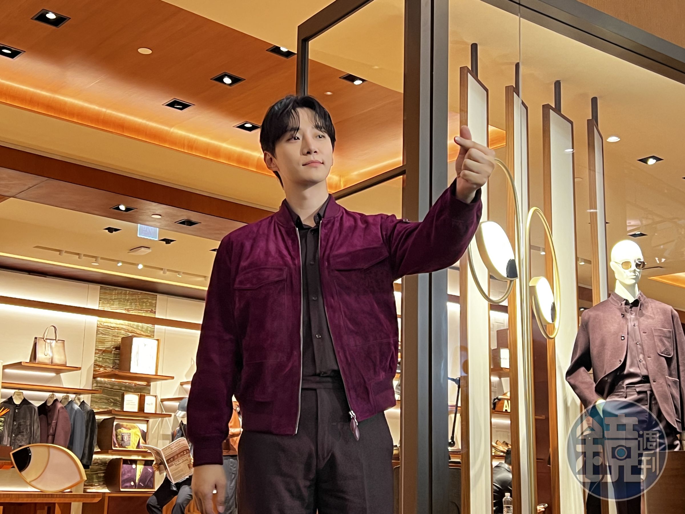 李俊昊今天出席Berluti台北101全新精品店開幕活動，寵粉的不斷手比愛心。