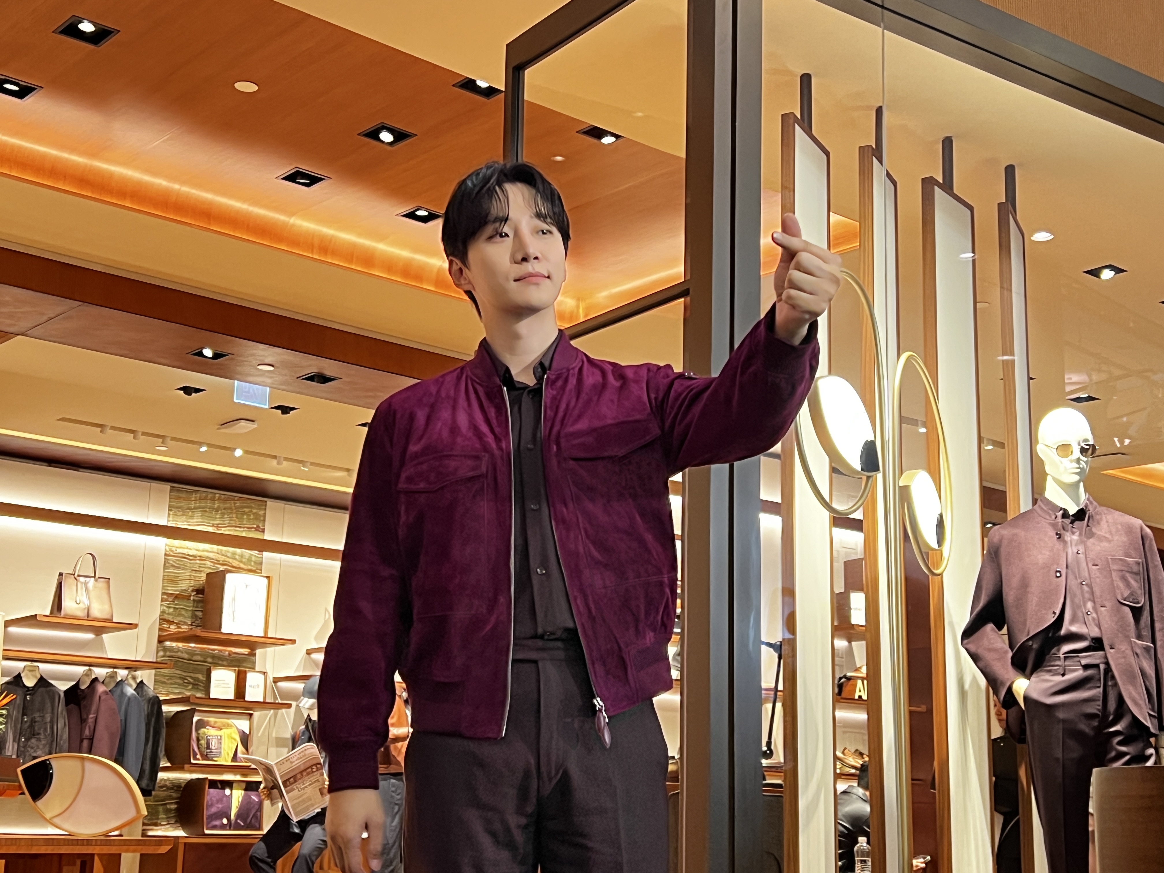 李俊昊今天出席Berluti台北101全新精品店開幕活動，寵粉的不斷手比愛心。