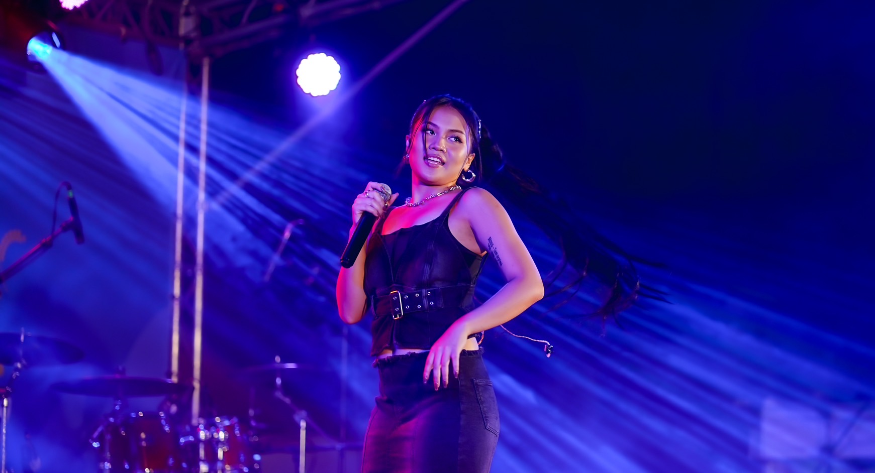 阿布絲展現婀娜多姿的舞步及的歌聲。（臺北市政府原住民族事務委員會提供）