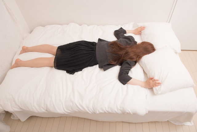 一名單親媽媽某天躺在床上準備小睡，竟聽到床下傳來奇怪聲音，這才發現屋中偷住一名陌生男子。（示意圖，photoAC）