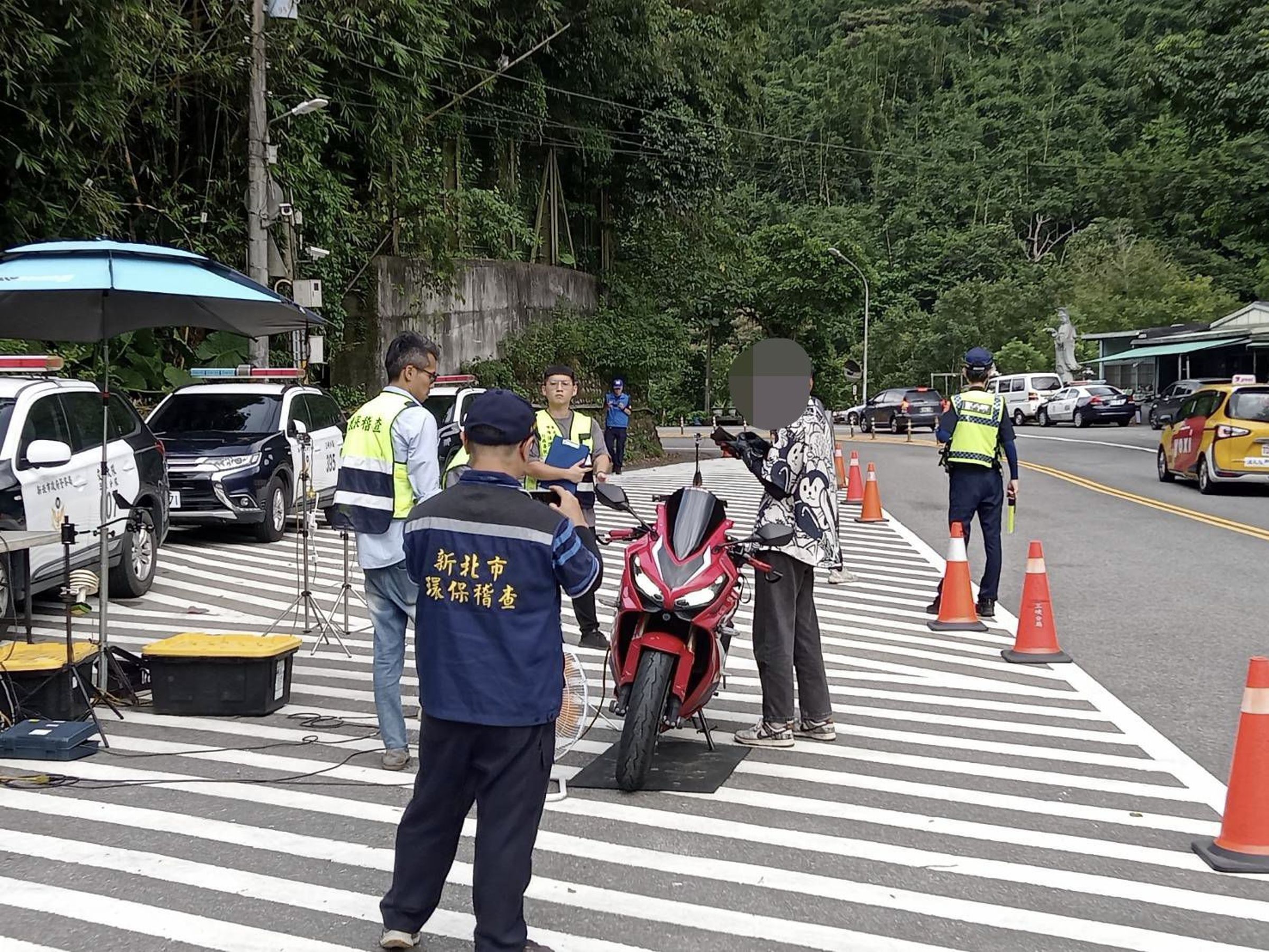 稽查人員在臺七乙線7.9K往大溪方向執行聯合稽查，全面掃蕩危險駕駛、改裝車。（警方提供）