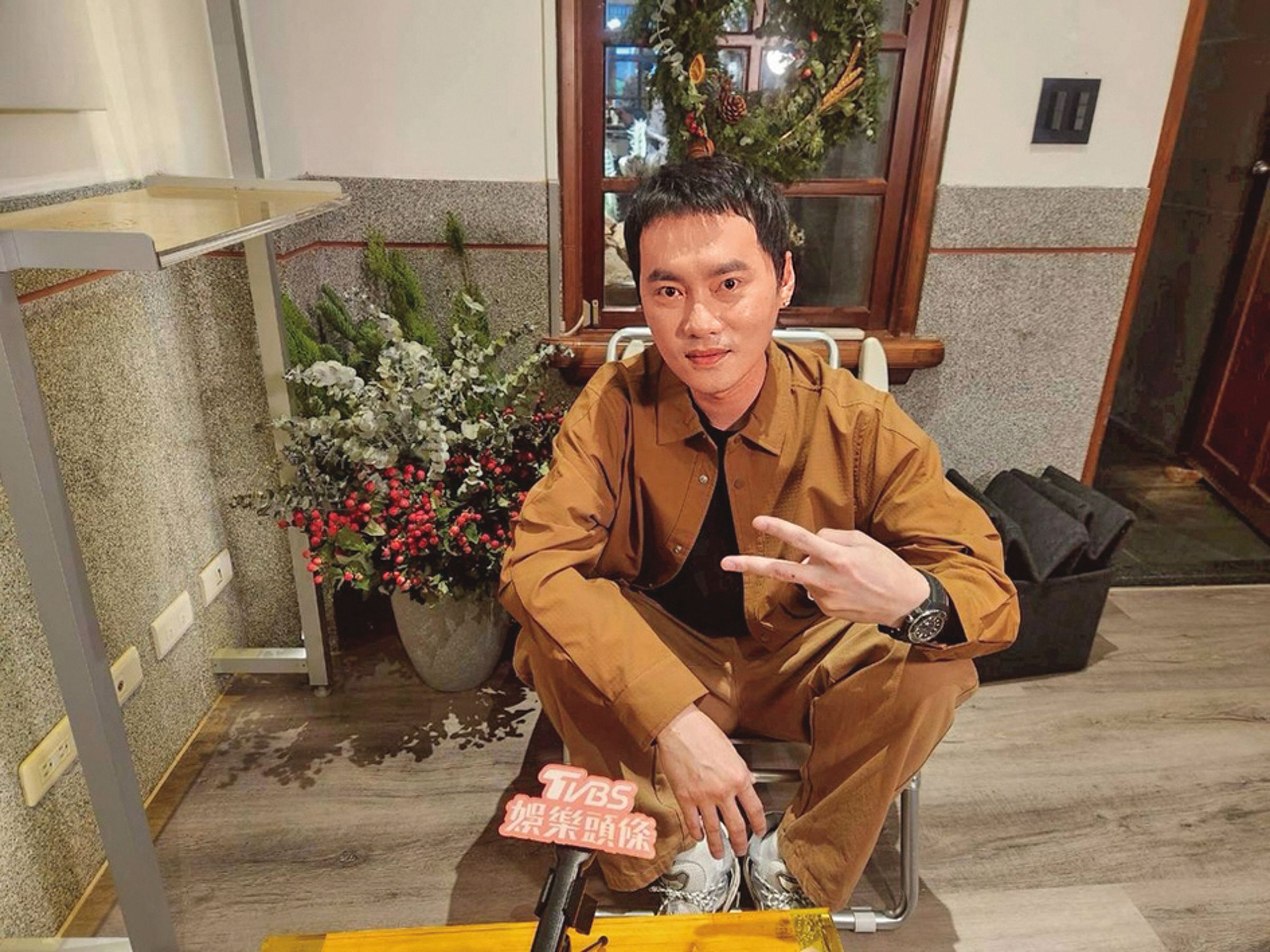 張峰議曾因誤入歧途入獄服刑4年多,服刑時與國中同學的現任妻子重逢,在獄中就完成結婚登記。(翻攝張峰譯IG)
