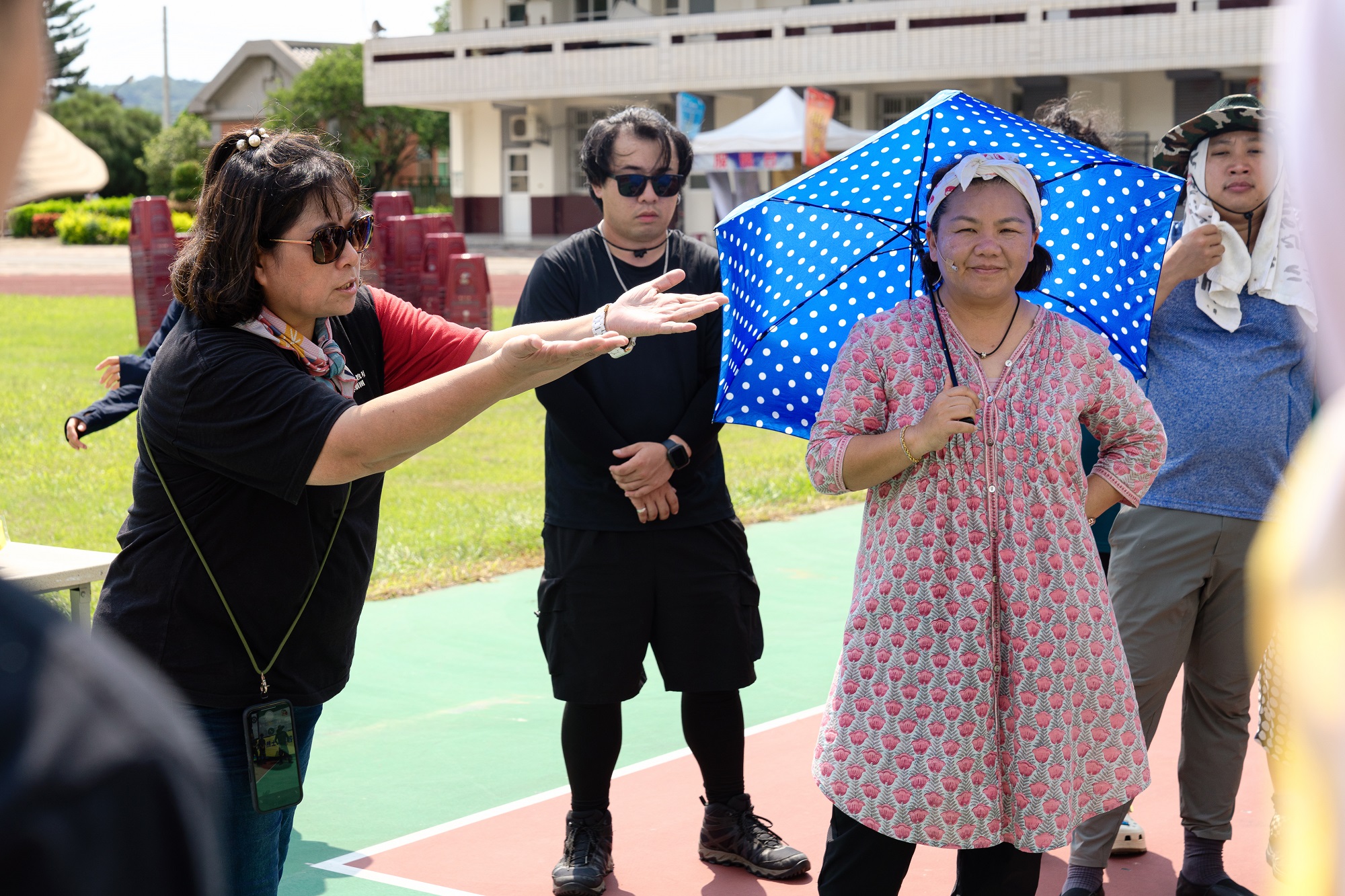 紙風車執行長張敏宜（左一）與副團長莊瓊如（右二）隨紙風車演出全台走透透。（紙風車提供）