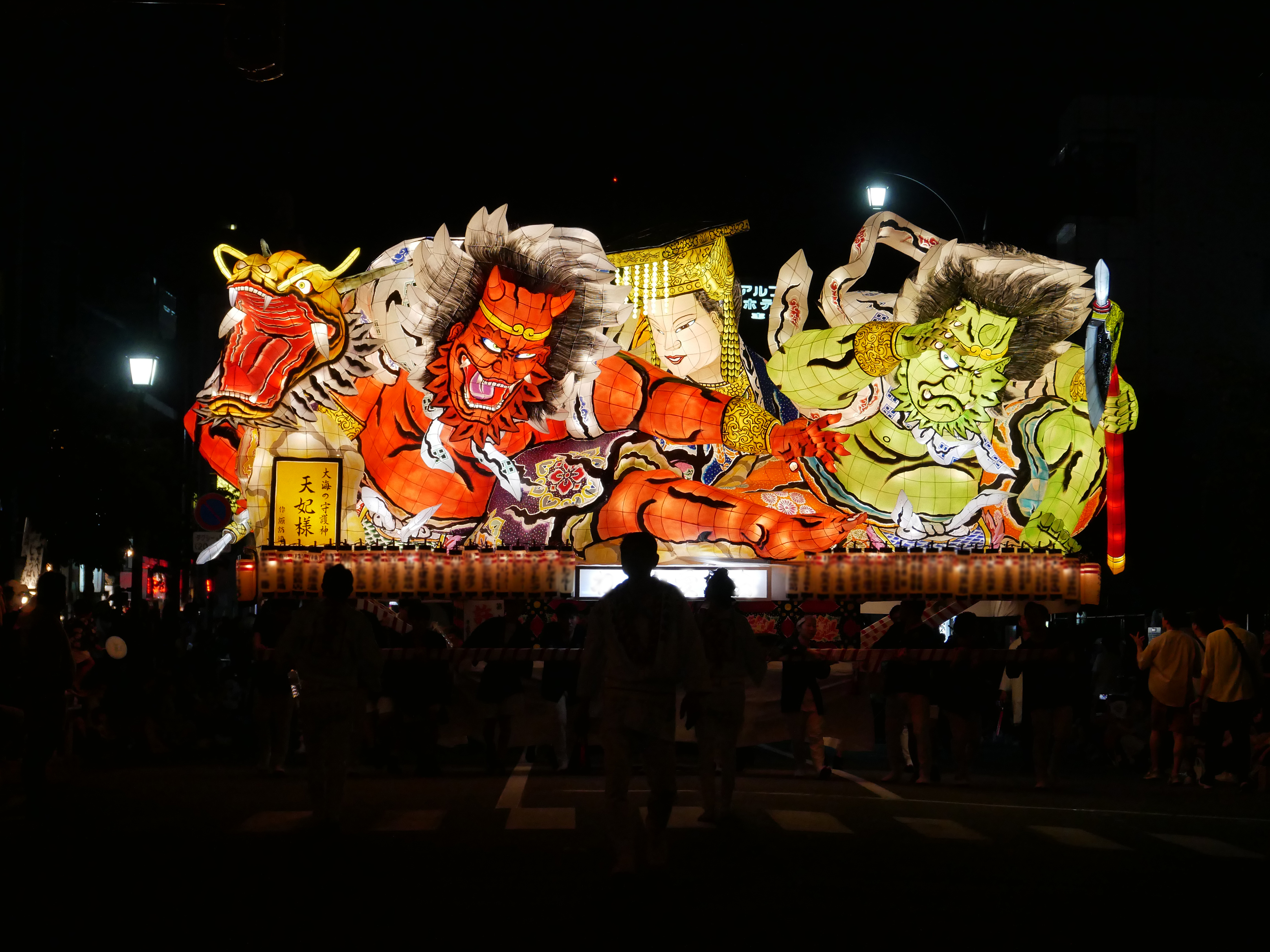 「青森睡魔祭」是日本東北3大祭典之一，明年3月將現身在嘉義縣舉辦的台灣燈會。圖為青森知名睡魔師諏訪慎作品《大海的守護神 天妃》（下町貴族提供）