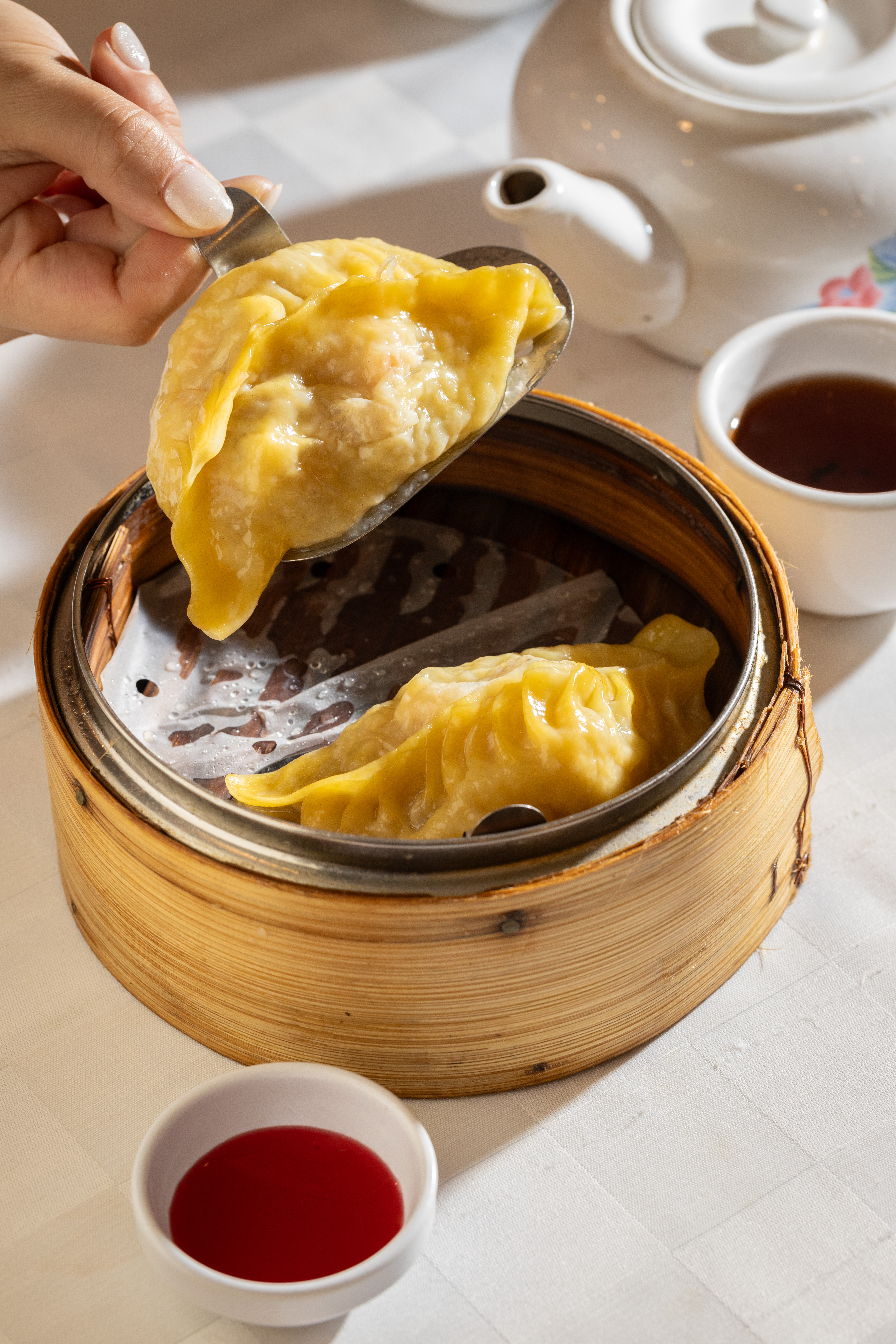 把「鳳城灌湯餃」舀到自己的碗中，切開來就是豐富配料與鮮美湯汁。（港幣42元／份）