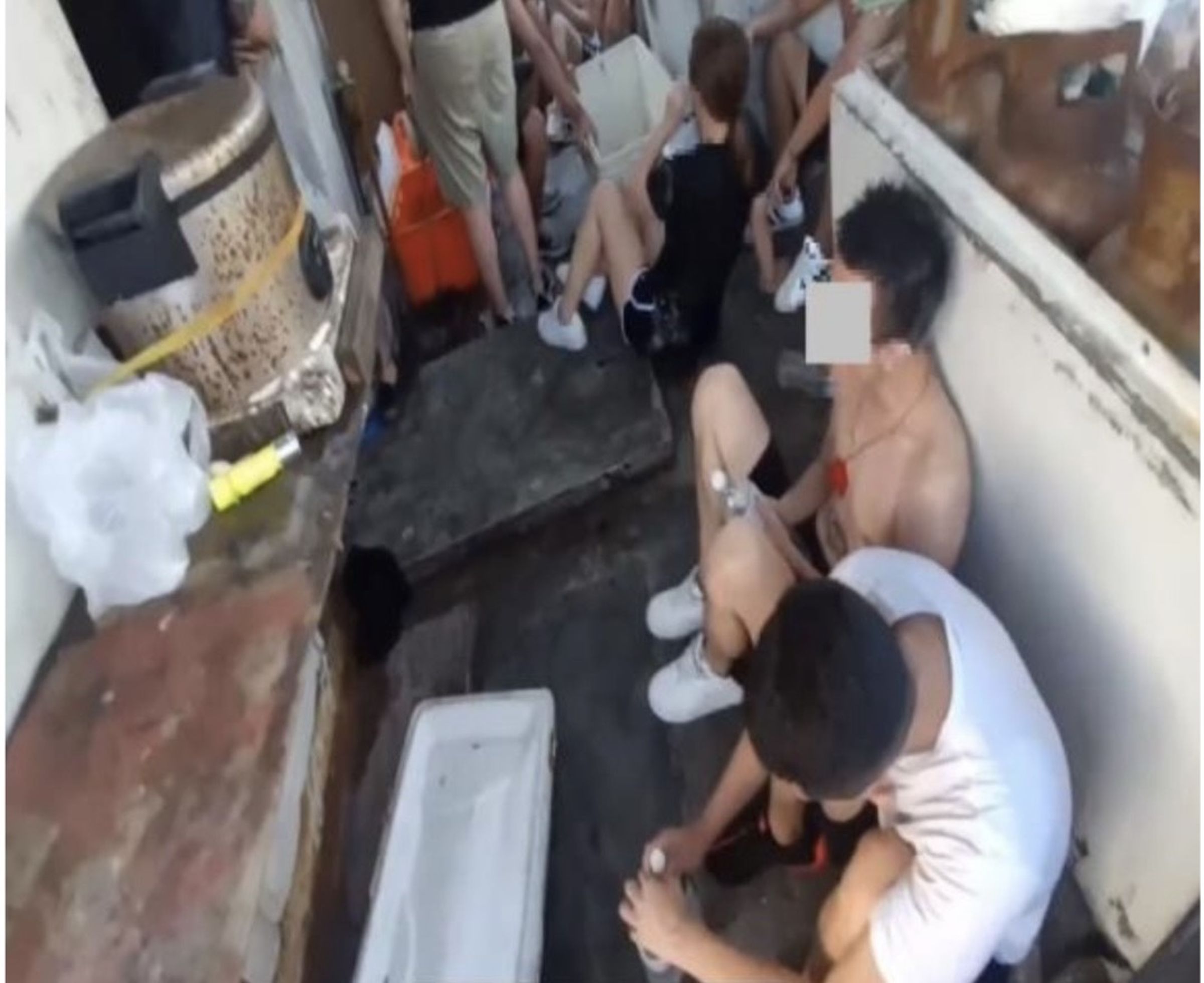 船舶藏有密艙，裡頭躲藏20明打算偷渡出境的男女。（雄檢提供）