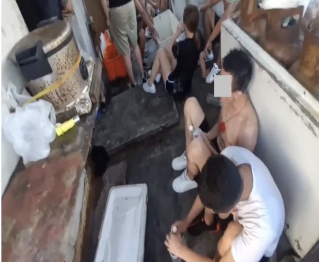 船舶藏有密艙，裡頭躲藏20明打算偷渡出境的男女。（雄檢提供）