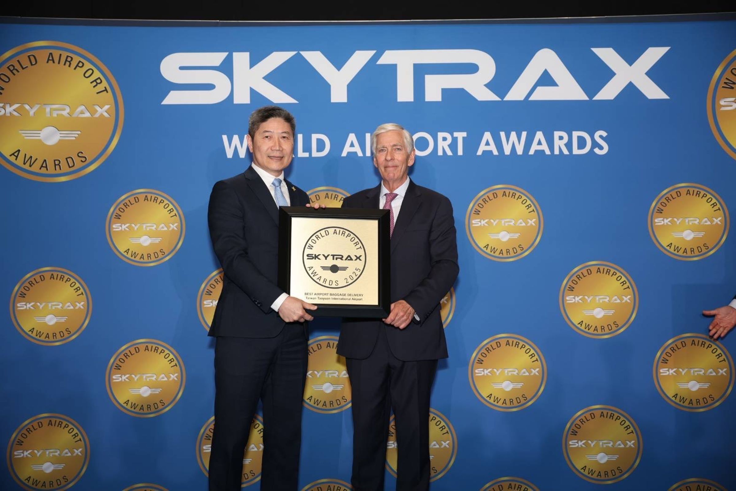 桃園機場公司總經理范孝倫(左)代表接受Skytrax執行長Edward Plaisted(右)頒獎。(桃園國際機場提供)