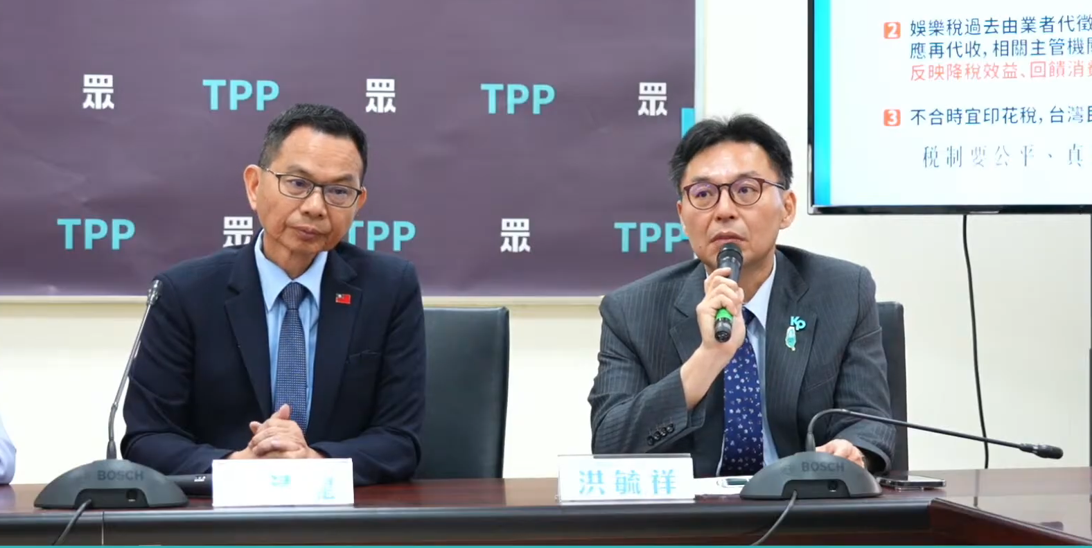 白委洪毓祥（右）今在黨團召開的記者會上，特別送上3句話給「前同志」李貞秀。（翻攝自民眾之聲YT頻道）