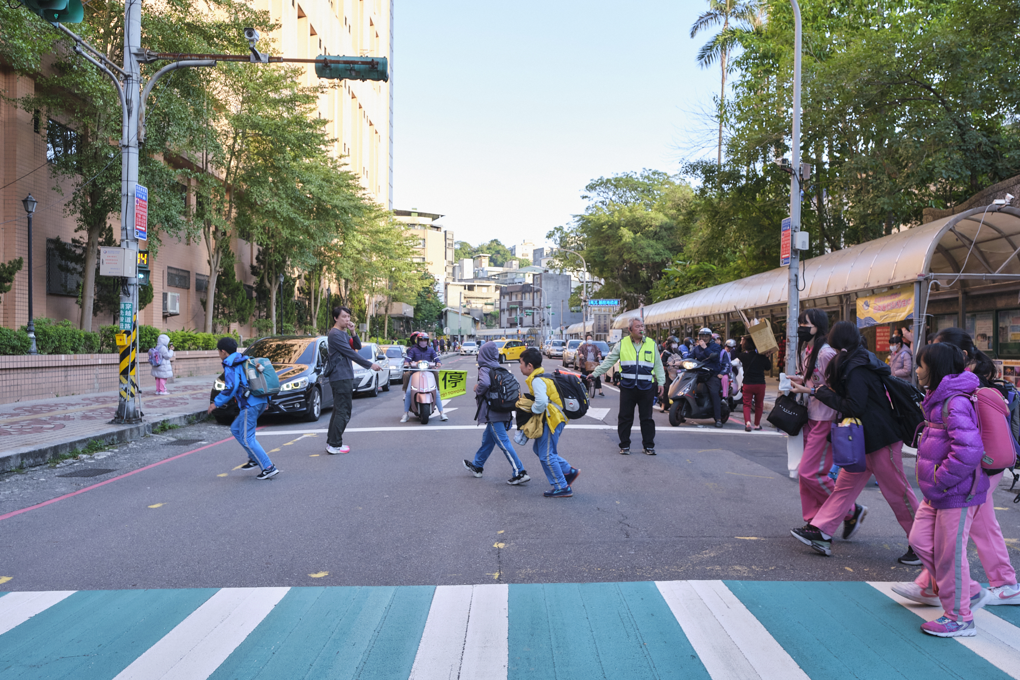 基隆市不論市區或學校附近、有孩子出沒的地方，都有綠色斑馬線的蹤跡。