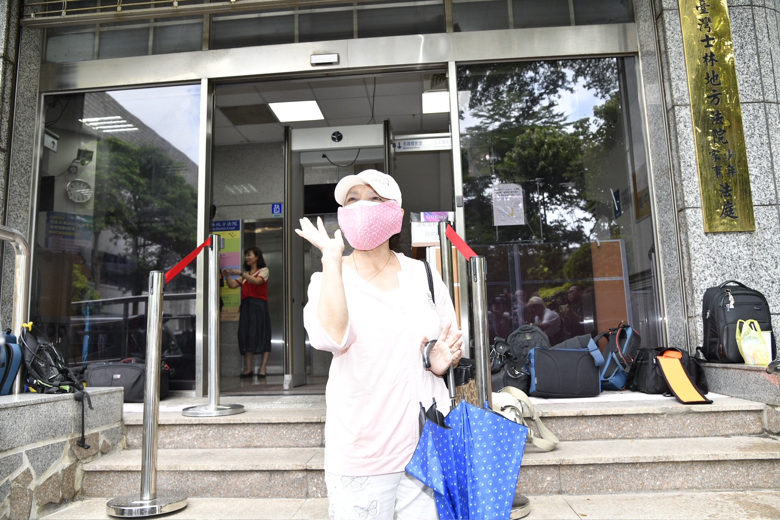 吳火獅私生女陳子婷的母親陳麗如今在律師陪同下出庭。（鏡報李智為攝）