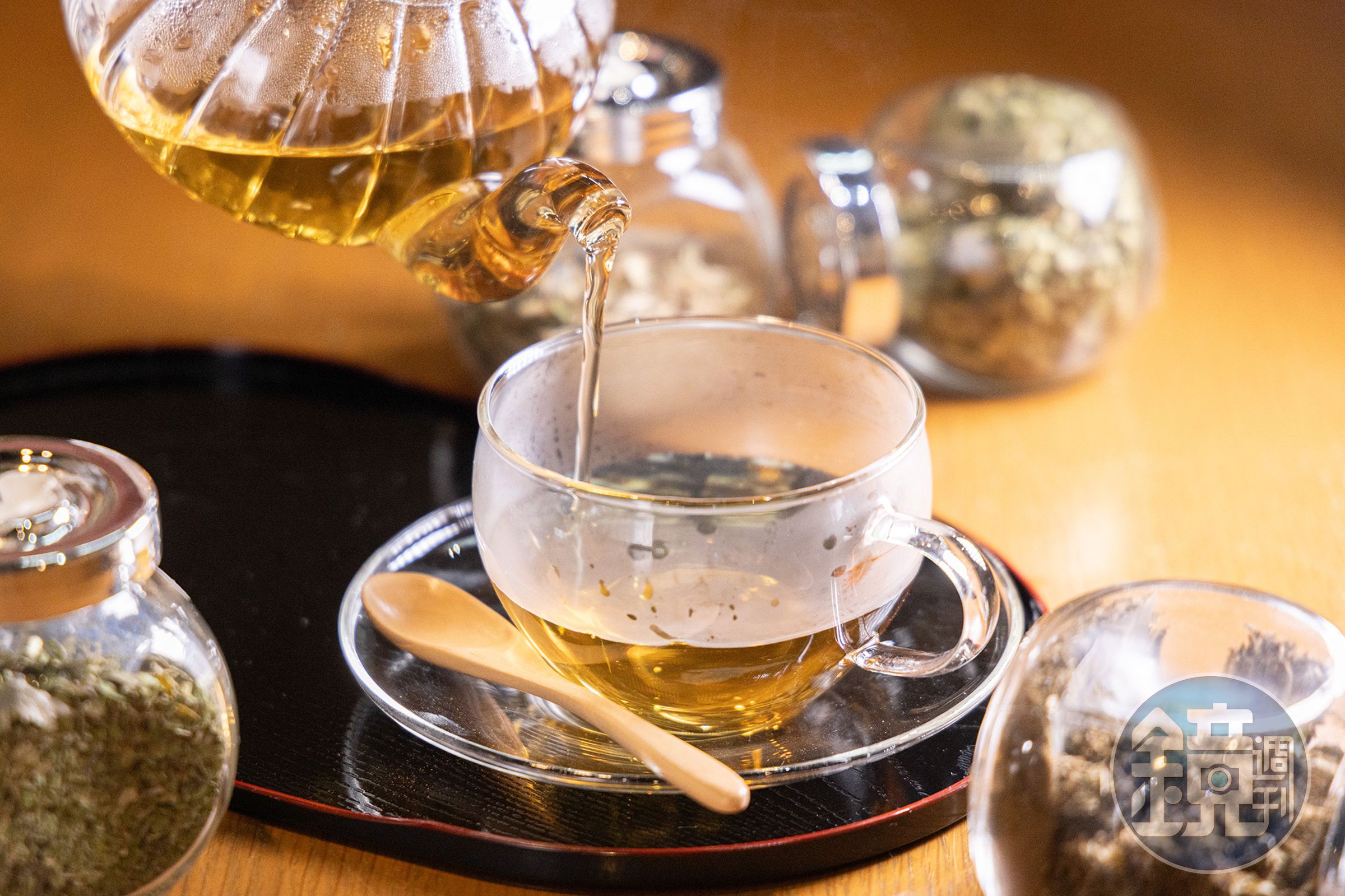 參加者在了解藥草特性與風味之後，可體驗自己調配與手沖藥草茶的樂趣。