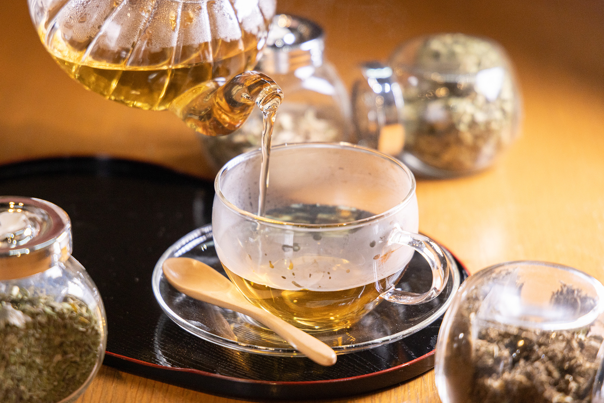 參加者在了解藥草特性與風味之後，可體驗自己調配與手沖藥草茶的樂趣。