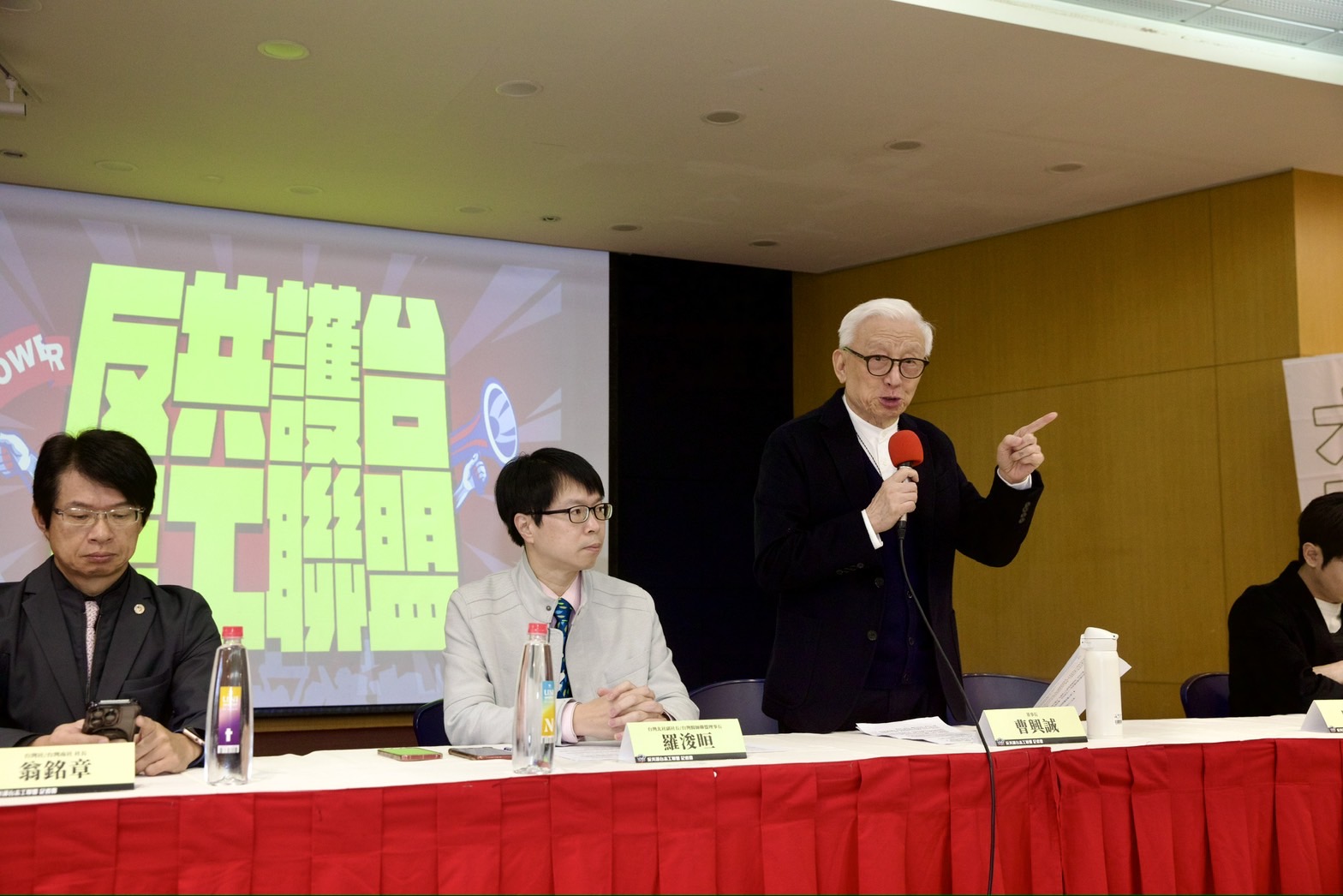 曹興誠正式提告謝寒冰，求償1億元。（本刊資料照）