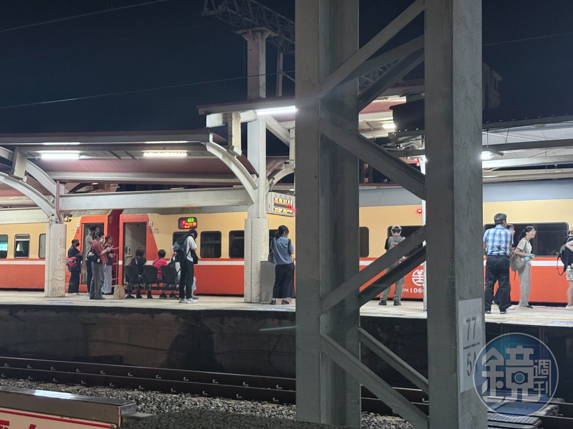 車廂內燈光全滅、二度煞停,列車延誤16分鐘抵達楊梅站。
