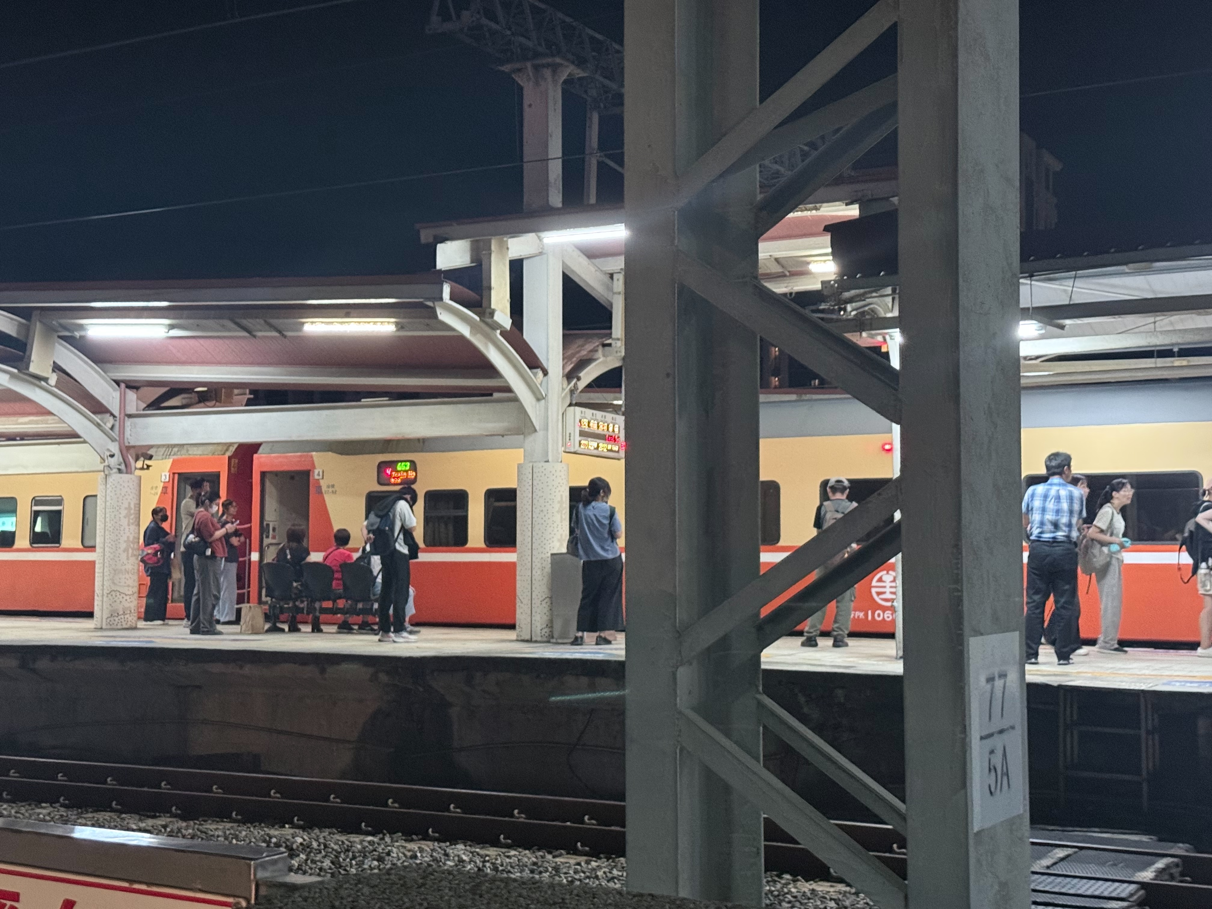 車廂內燈光全滅、二度煞停,列車延誤16分鐘抵達楊梅站。