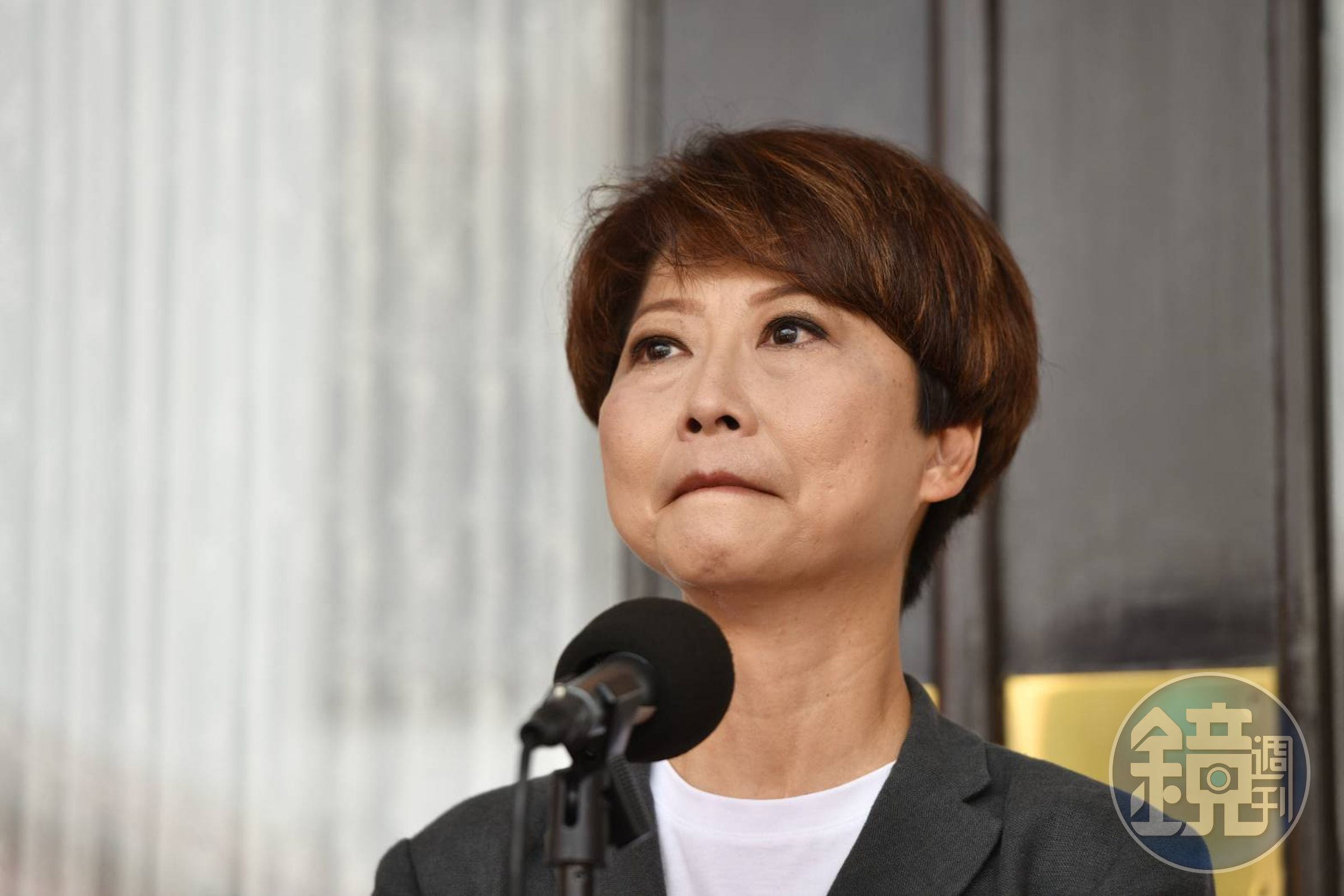 民進黨立委陳亭妃收到威脅簡訊,今早急赴警局報案。