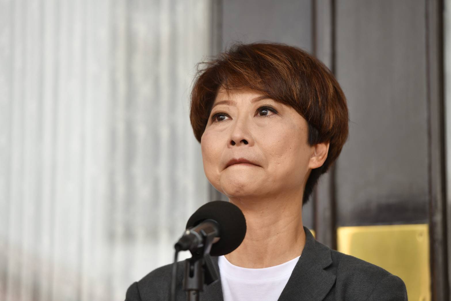 民進黨立委陳亭妃收到威脅簡訊，今早急赴警局報案。