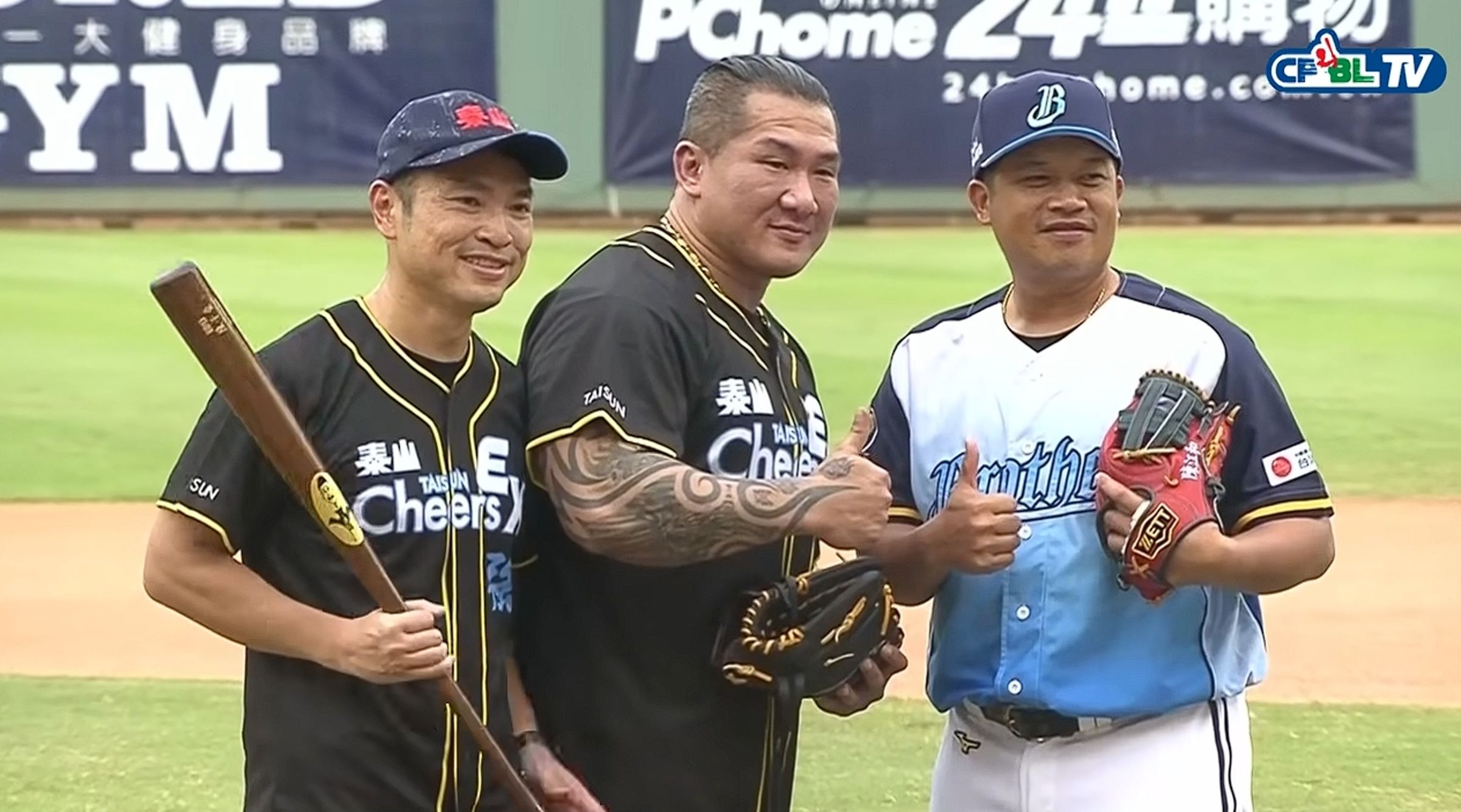 館長曾在2019年幫中信兄弟開球,他在直播中透露當時收了50萬元酬勞,球團今發聲明澄清。(翻攝自CPBL YouTube)