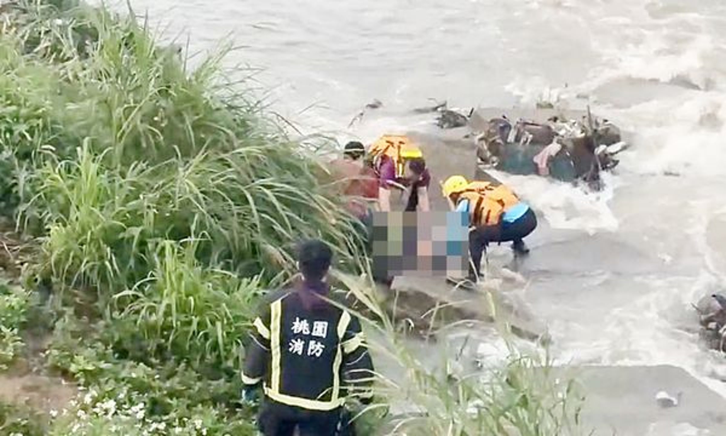 該名工人至下水道進行修繕工程,不幸被暴雨沖走,而該遺體在7小時後於20公里外尋獲。(消防局提供)